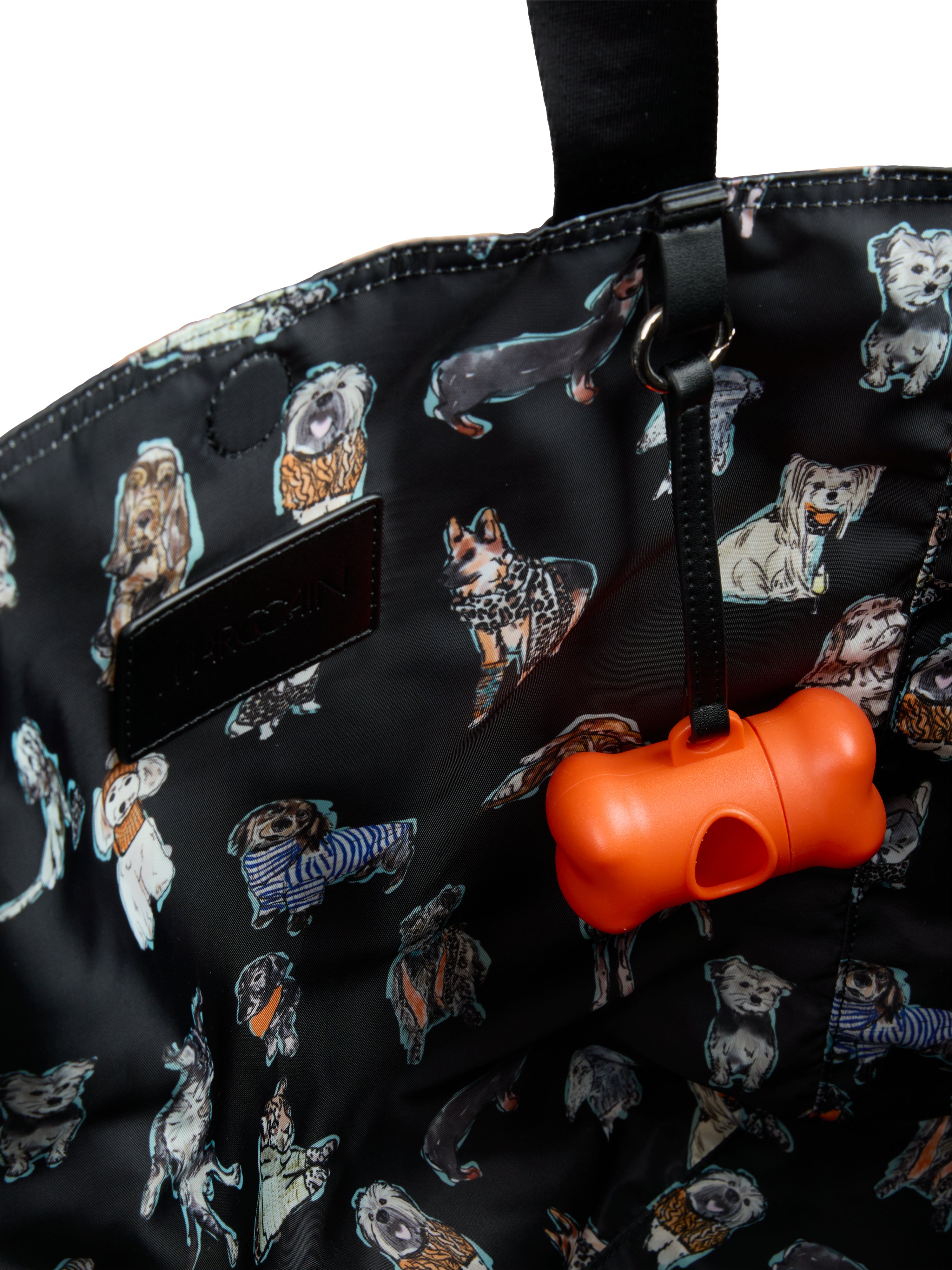 תיק שק הפיך לנשיאה, בגוון מוקה עם הדפס ייחודיצד אחד בדוגמת נמר, הצד השני עם איורי כלבים, כולל סגירה במגנט ורצועות לנשיאה על הכתף.הרכב בד: 100% פוליאסטר בציפוי פוליאוריתןמידות: 36*13*57 ס"מ