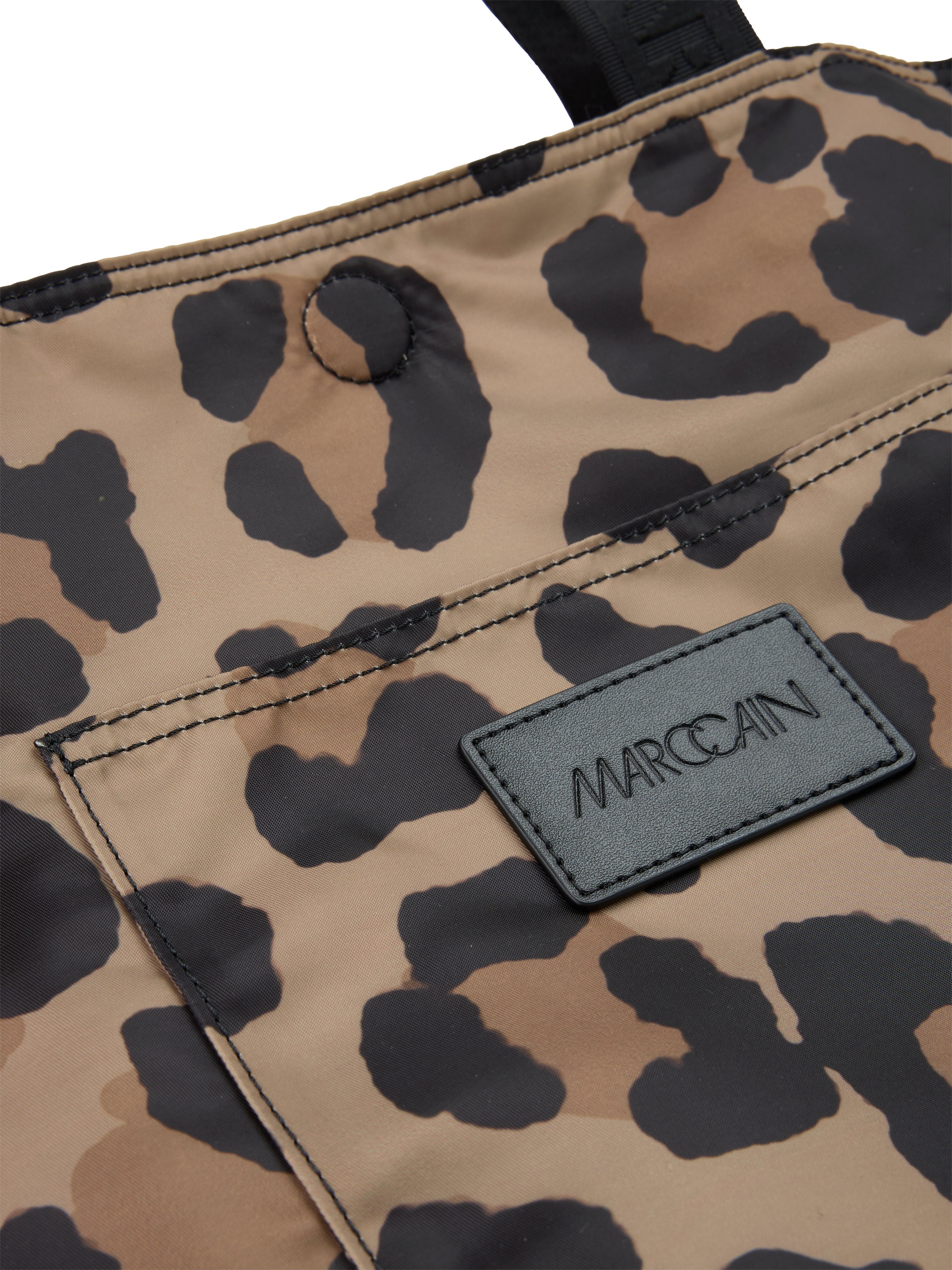 תיק שק הפיך לנשיאה, בגוון מוקה עם הדפס ייחודיצד אחד בדוגמת נמר, הצד השני עם איורי כלבים, כולל סגירה במגנט ורצועות לנשיאה על הכתף.הרכב בד: 100% פוליאסטר בציפוי פוליאוריתןמידות: 36*13*57 ס"מ