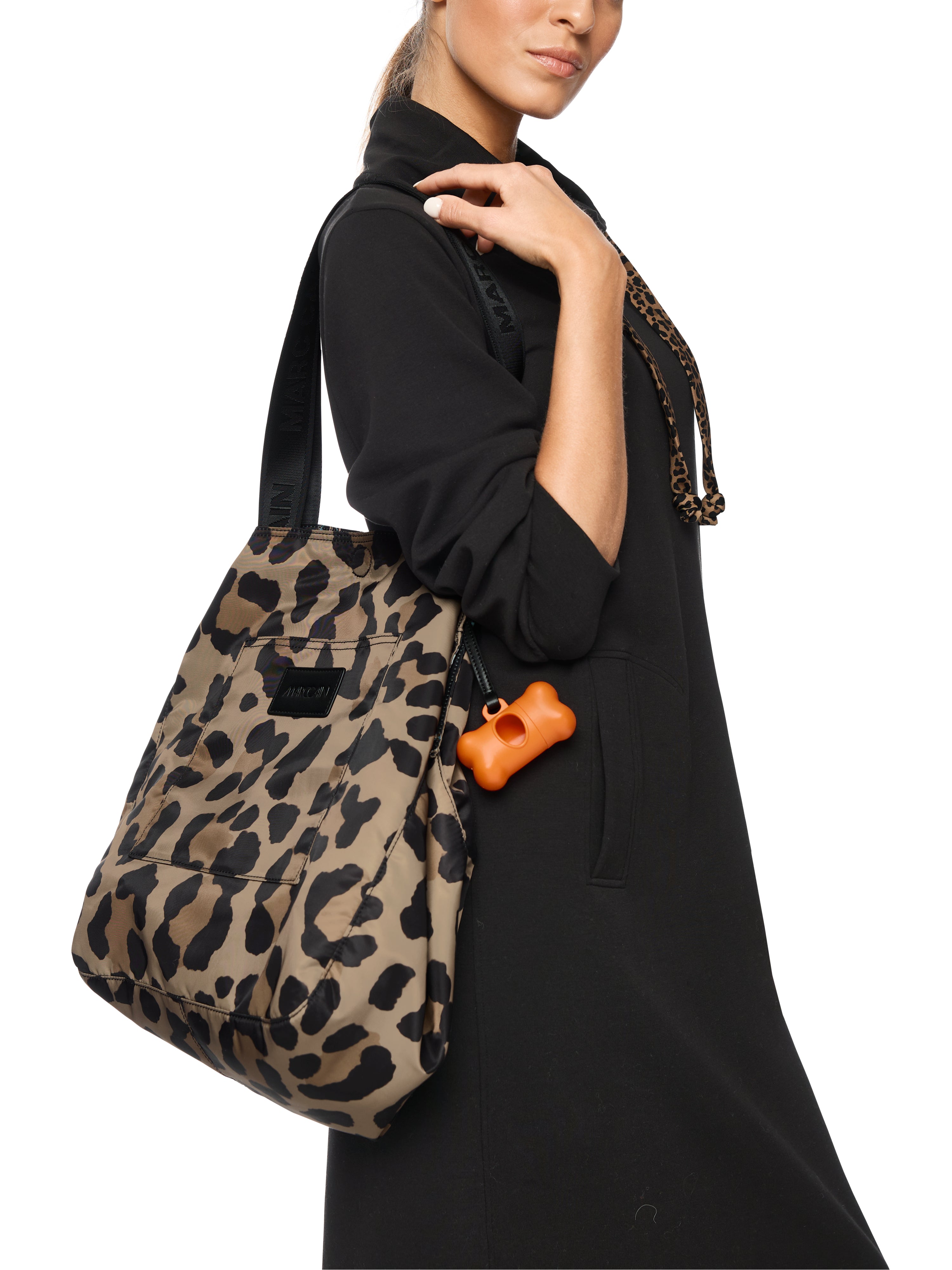 תיק שק הפיך לנשיאה, בגוון מוקה עם הדפס ייחודיצד אחד בדוגמת נמר, הצד השני עם איורי כלבים, כולל סגירה במגנט ורצועות לנשיאה על הכתף.הרכב בד: 100% פוליאסטר בציפוי פוליאוריתןמידות: 36*13*57 ס"מ