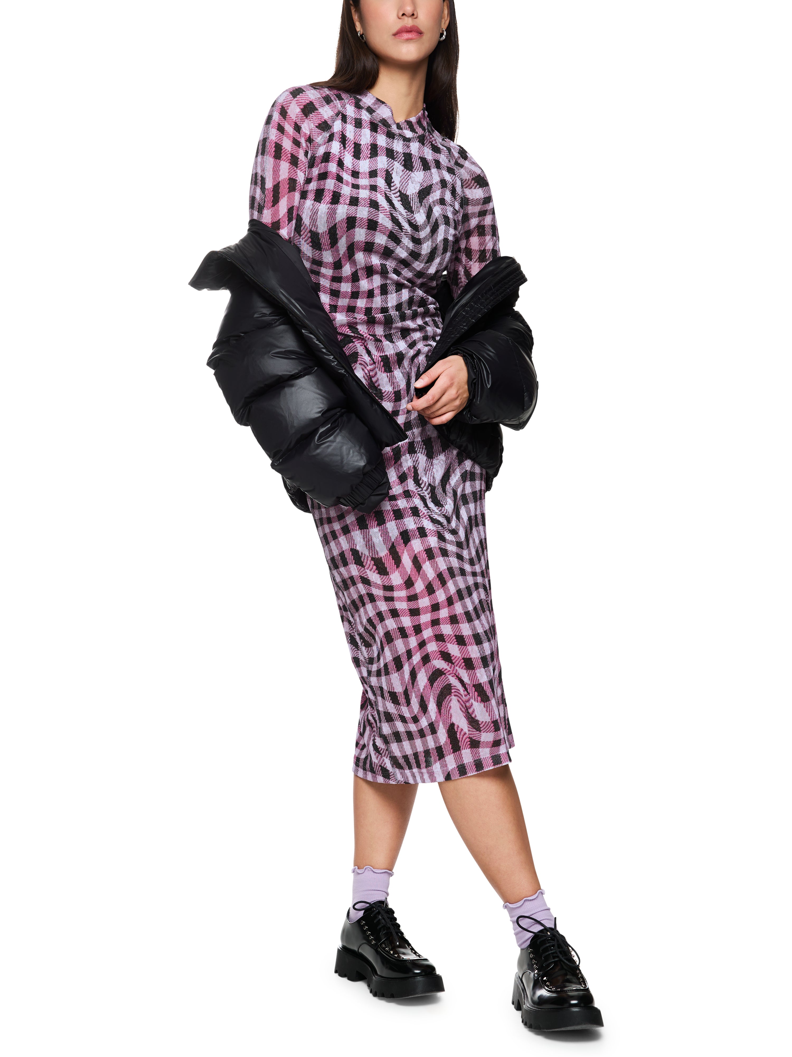 שמלת רשת אטומה בגזרה צמודה עם הדפס משבצותהרכב: 90% פוליאסטר, 10% אלסטןהדוגמנית בגובה 1.79 ולובשת מידה 3 של מארק קיין