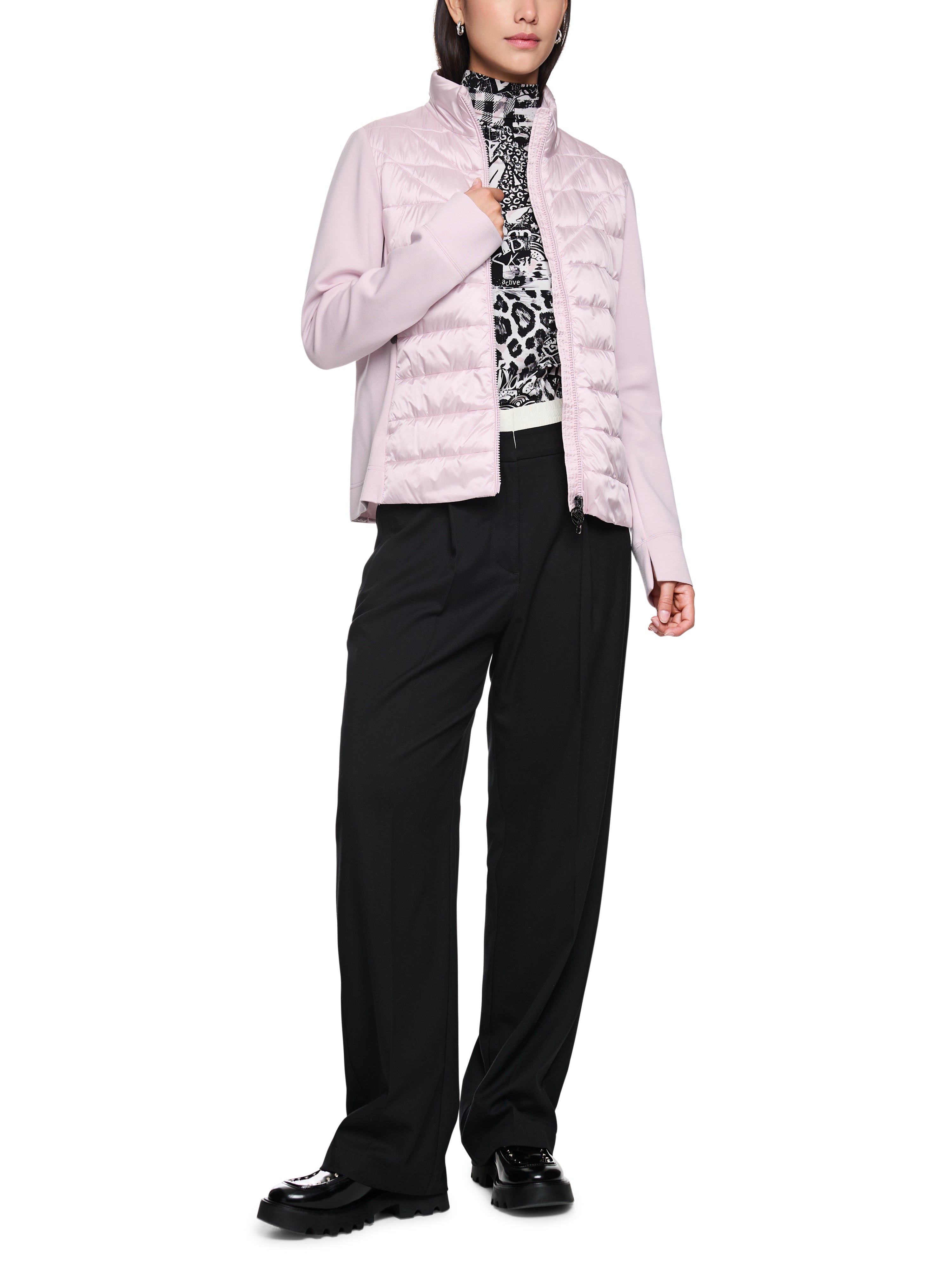 ז'קט בגזרה צמודה, עם צווארון גבוה, רוכסן דו כיווני וכיסים צדדייםהרכב: 100% פוליאמיד ממוחזרהדוגמנית בגובה 1.79 ולובשת מידה 3 של מארק קיין