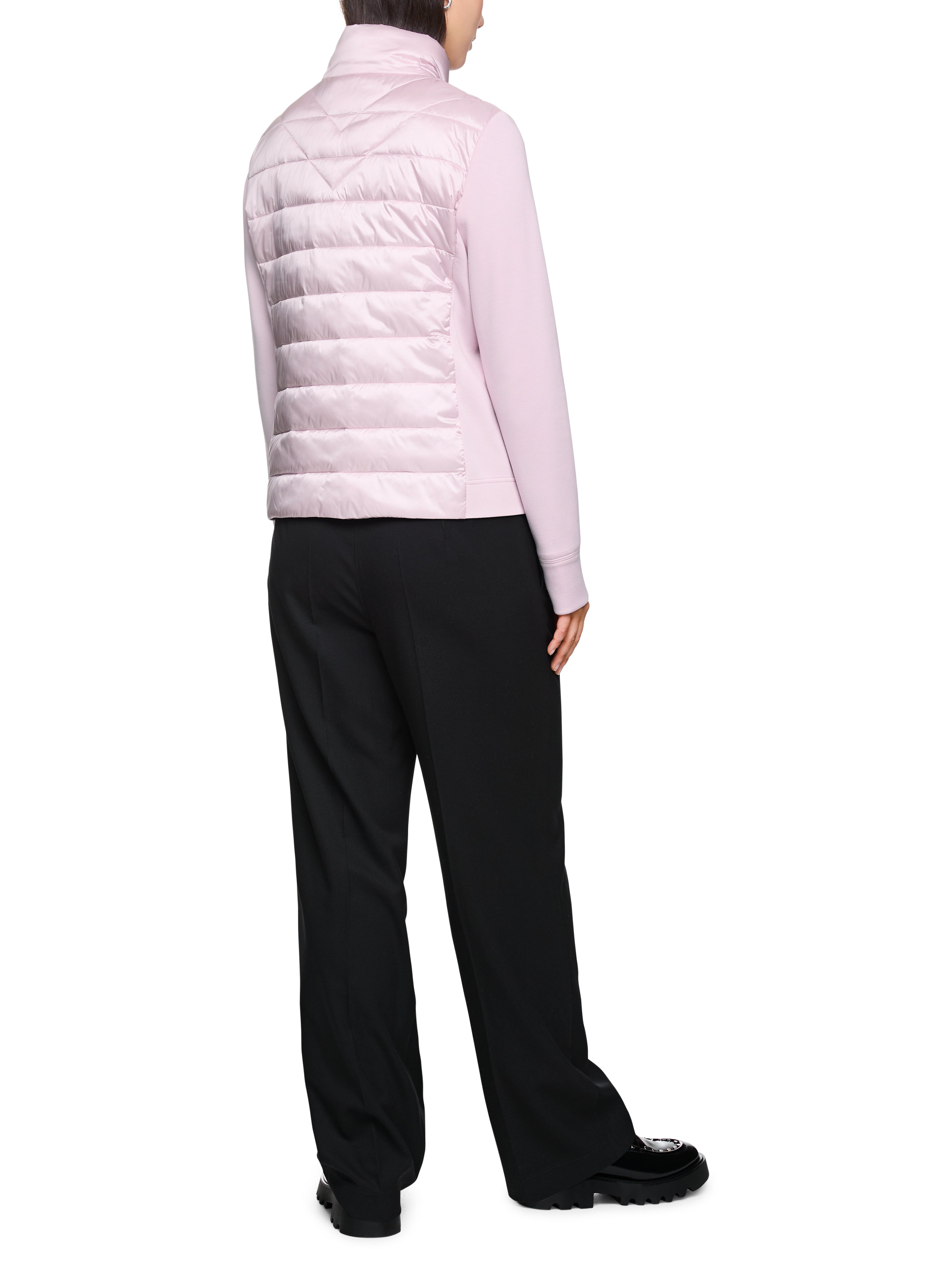 ז'קט בגזרה צמודה, עם צווארון גבוה, רוכסן דו כיווני וכיסים צדדייםהרכב: 100% פוליאמיד ממוחזרהדוגמנית בגובה 1.79 ולובשת מידה 3 של מארק קיין