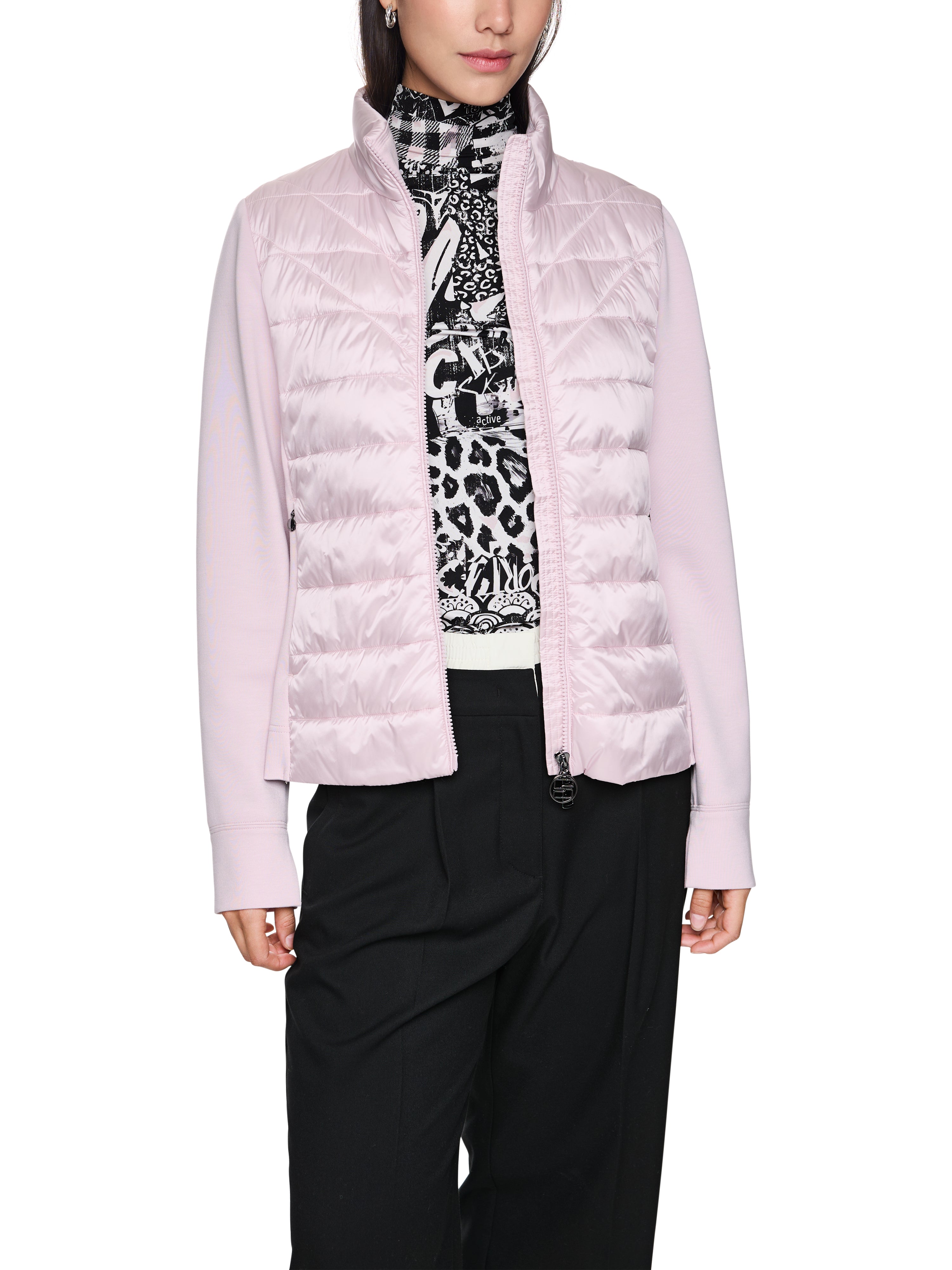 ז'קט בגזרה צמודה, עם צווארון גבוה, רוכסן דו כיווני וכיסים צדדייםהרכב: 100% פוליאמיד ממוחזרהדוגמנית בגובה 1.79 ולובשת מידה 3 של מארק קיין