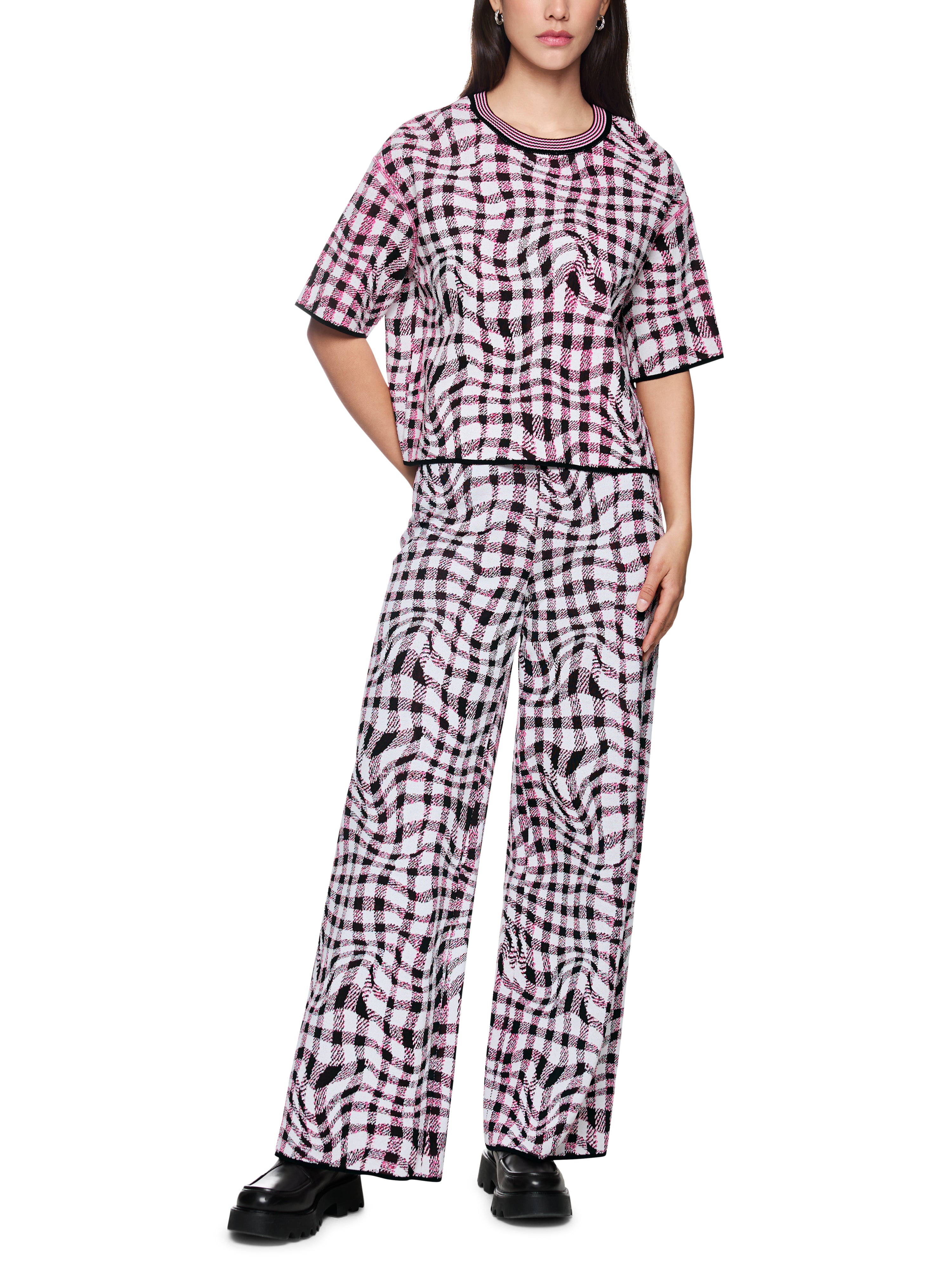 חולצה סרוגה עם שרוולים קצרים בהדפס משבצותהרכב: 72% ויסקוזה 16% פוליאסטר 12% פוליאמידהדוגמנית בגובה 1.79 ולובשת מידה 3 של מארק קיין