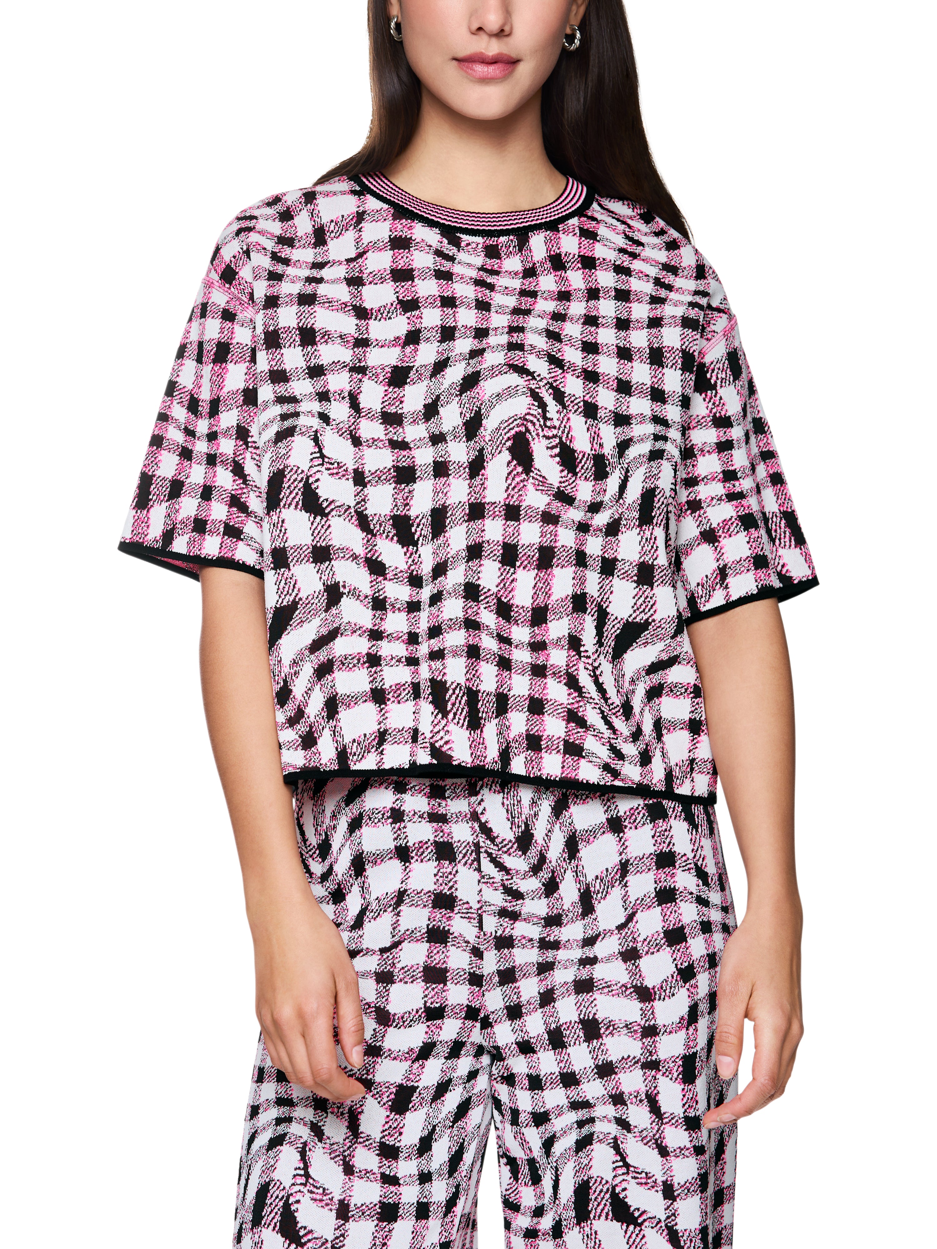 חולצה סרוגה עם שרוולים קצרים בהדפס משבצותהרכב: 72% ויסקוזה 16% פוליאסטר 12% פוליאמידהדוגמנית בגובה 1.79 ולובשת מידה 3 של מארק קיין