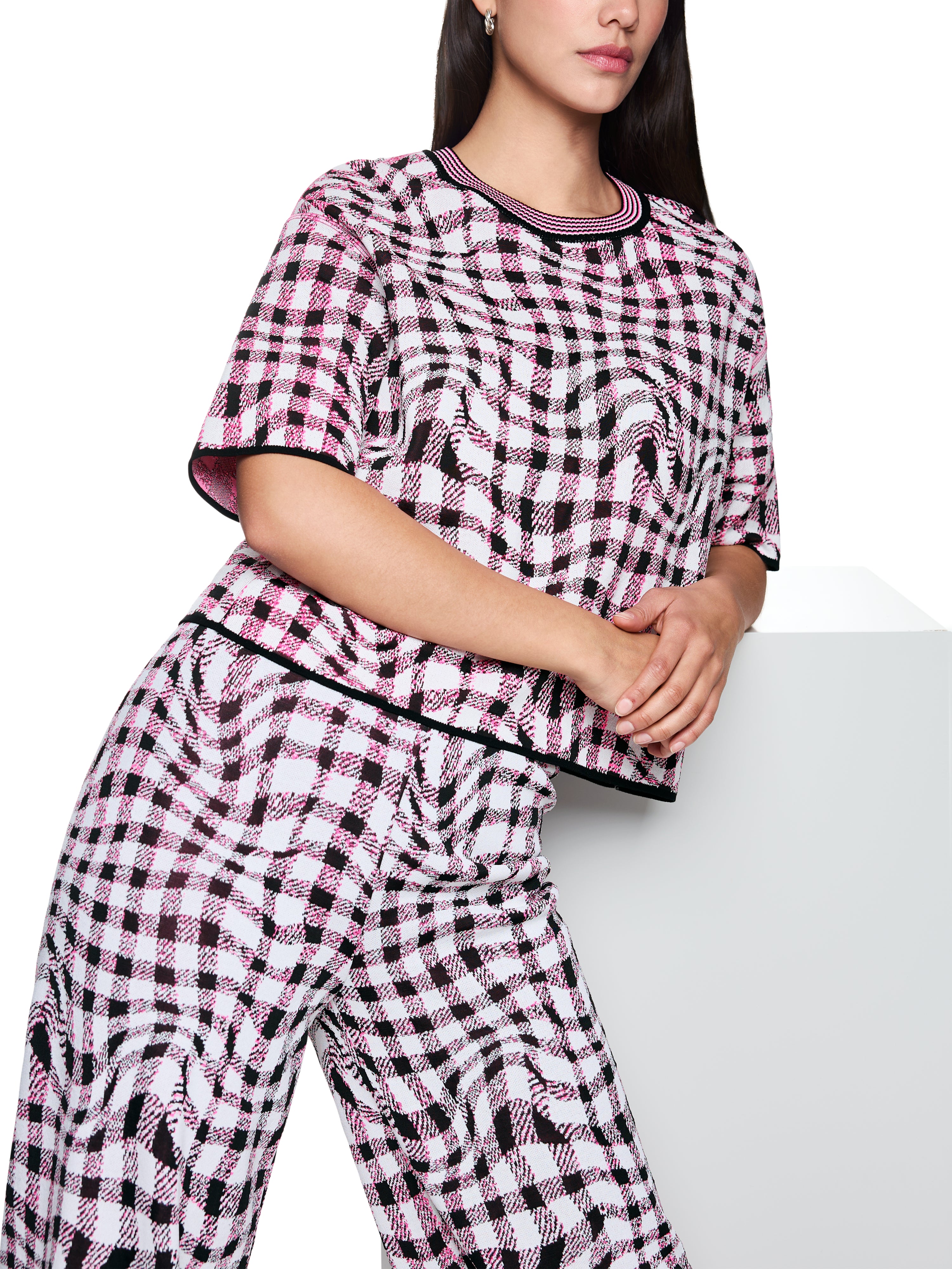 חולצה סרוגה עם שרוולים קצרים בהדפס משבצותהרכב: 72% ויסקוזה 16% פוליאסטר 12% פוליאמידהדוגמנית בגובה 1.79 ולובשת מידה 3 של מארק קיין