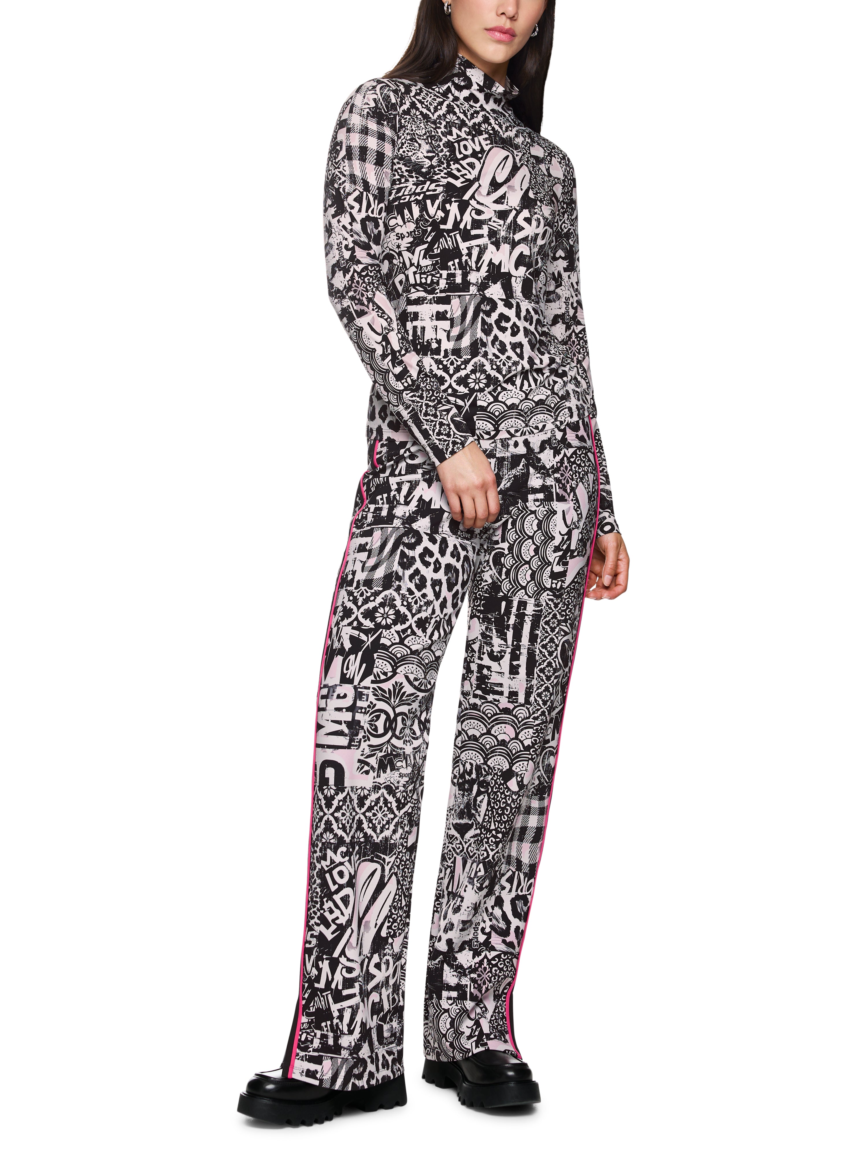 חולצת גולף בגזרה צמודה עם הדפס גרפיהרכב: 84% פוליאמיד, 16% אלסטןהדוגמנית בגובה 1.79 ולובשת מידה 3 של מארק קיין