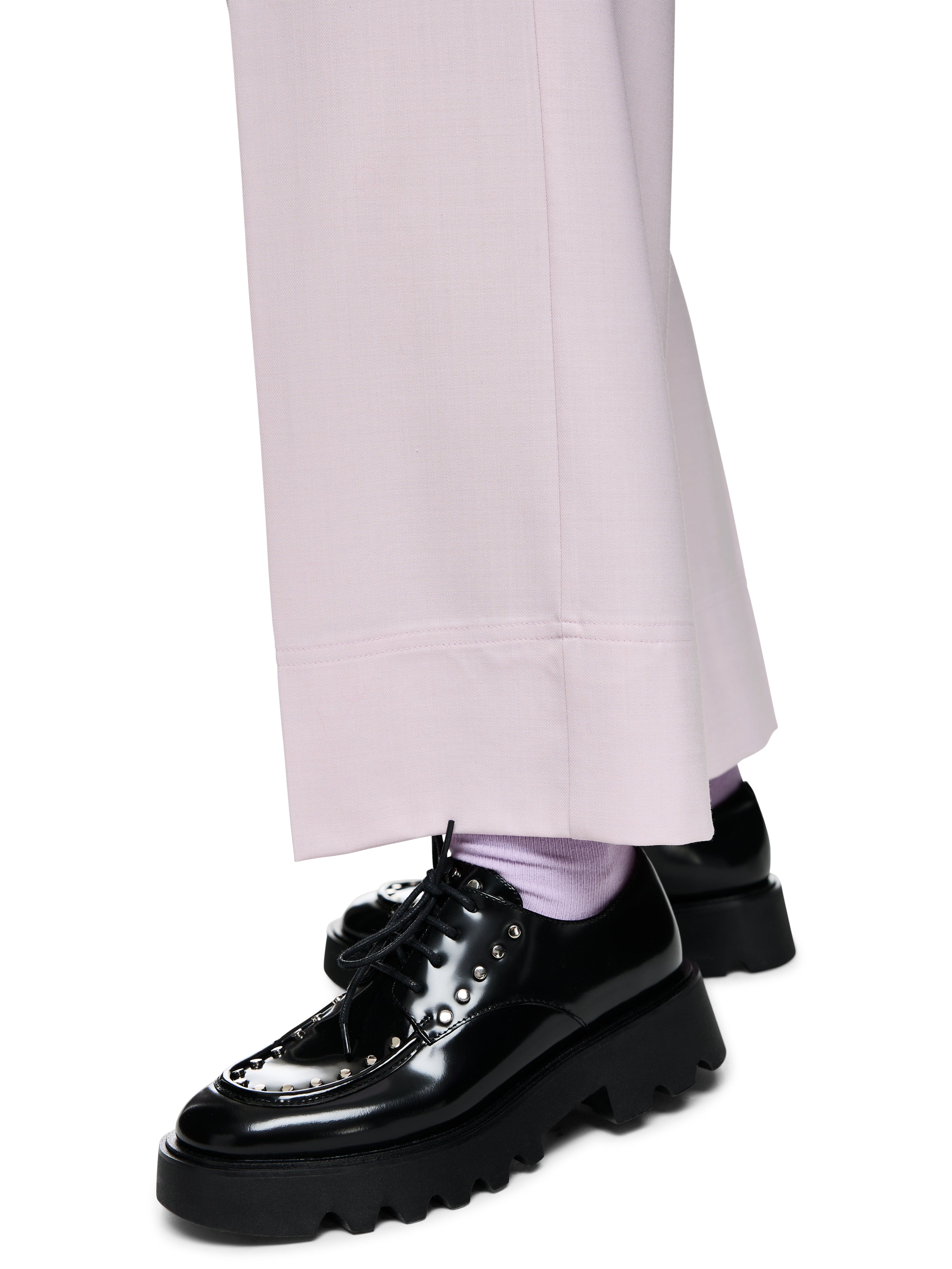 מכנסיים רחבים עם גומי במותניים, שרוכים וכיסים צדדייםהרכב: 53% פוליאסטר, 43% צמר, 4% אלסטןהדוגמנית בגובה 1.79 ולובשת מידה 3 של מארק קיין