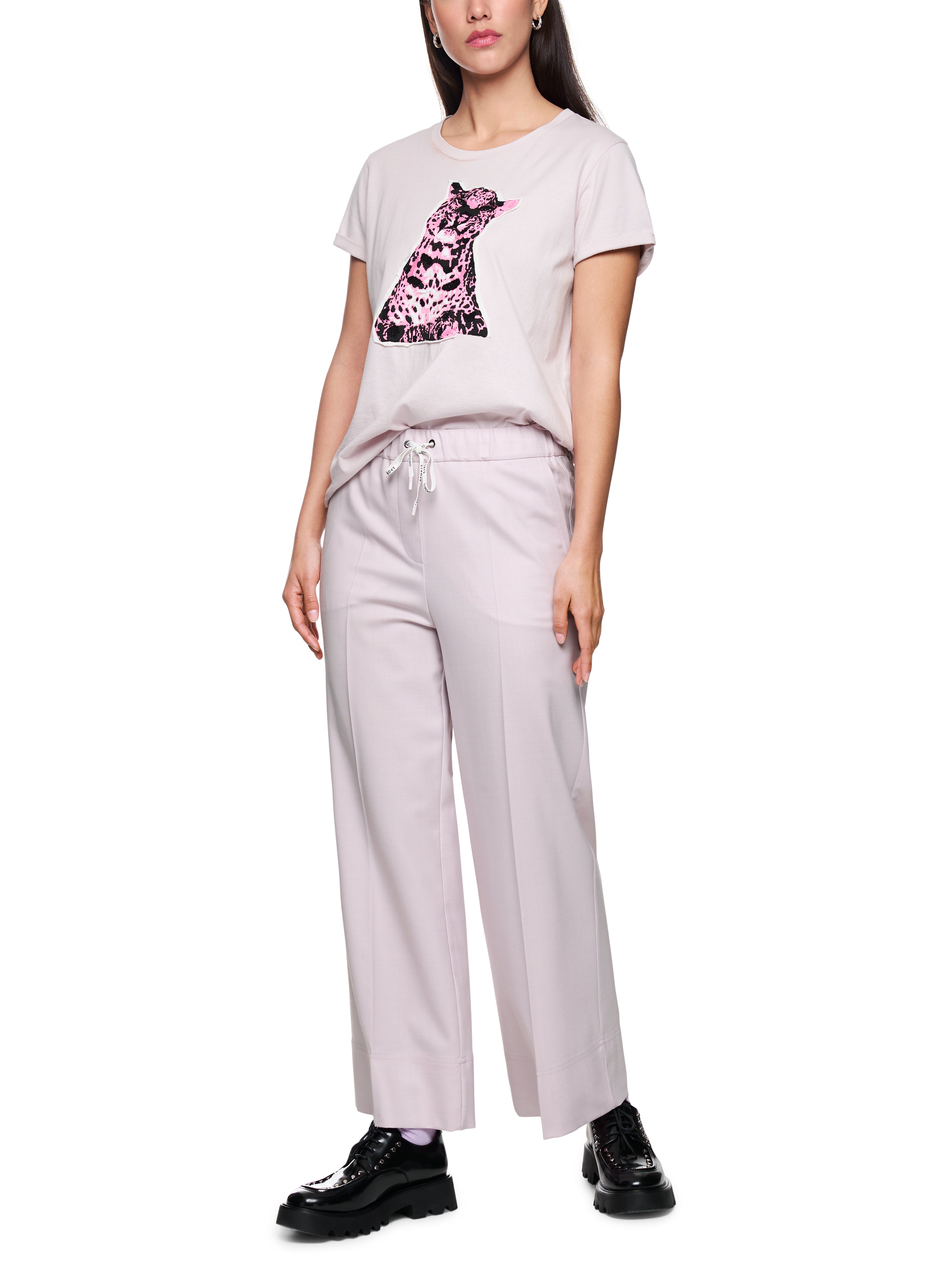 מכנסיים רחבים עם גומי במותניים, שרוכים וכיסים צדדייםהרכב: 53% פוליאסטר, 43% צמר, 4% אלסטןהדוגמנית בגובה 1.79 ולובשת מידה 3 של מארק קיין