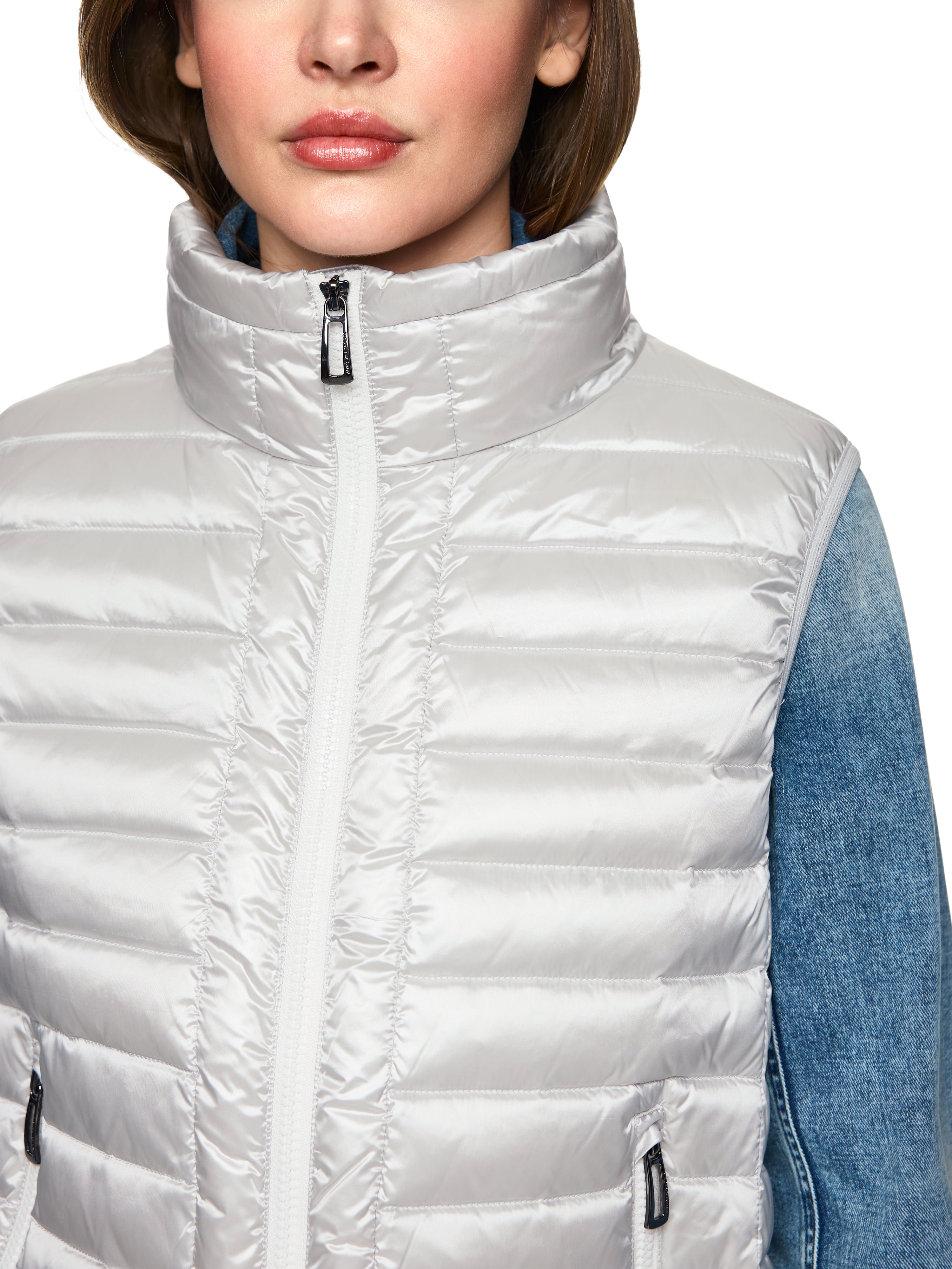 ווסט פוך גזרה צמודה עם רוכסן דו-כיווני וכיסים הרכב: 59% פוליאסטר, 41% פוליאמידהדוגמנית בגובה 1.79 ולובשת מידה 3 של מארק קיין