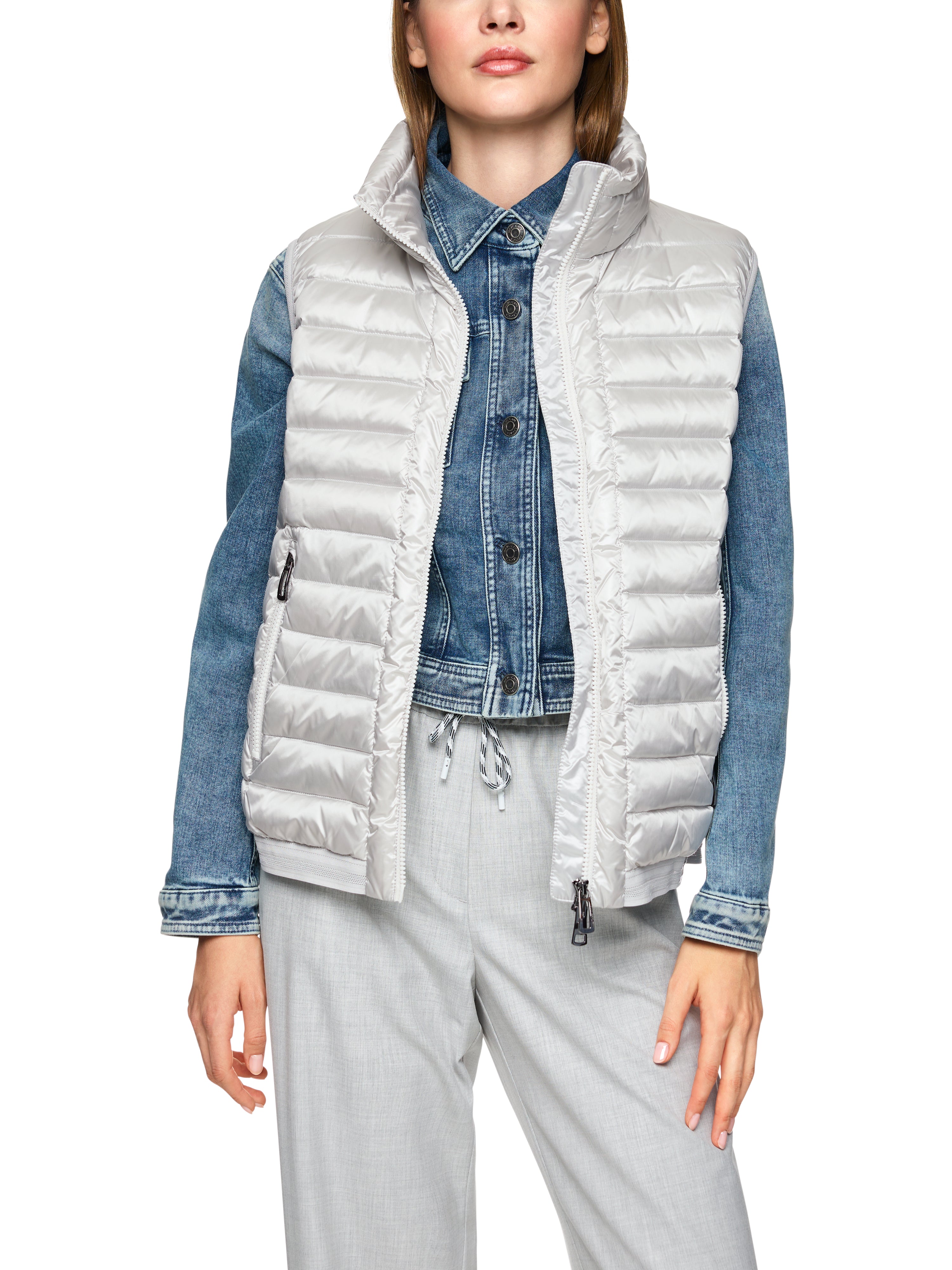 ווסט פוך גזרה צמודה עם רוכסן דו-כיווני וכיסים הרכב: 59% פוליאסטר, 41% פוליאמידהדוגמנית בגובה 1.79 ולובשת מידה 3 של מארק קיין