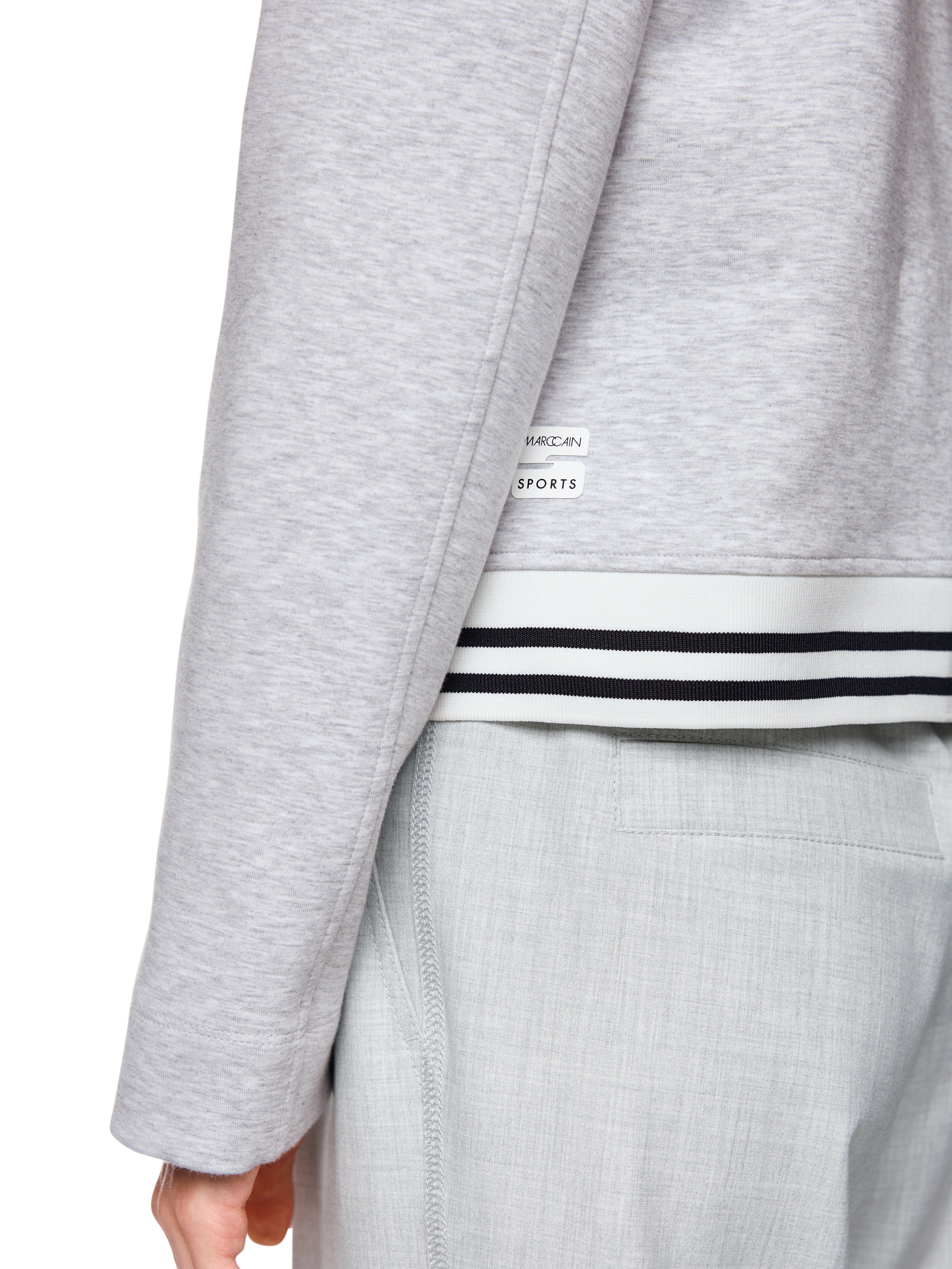 בלייזר ג'רזי גזרה צמודה עם גימורים סרוגים הרכב: 82% כותנה, 14% פוליאסטר, 4% אלסטןהדוגמנית בגובה 1.79 ולובשת מידה 3 של מארק קיין