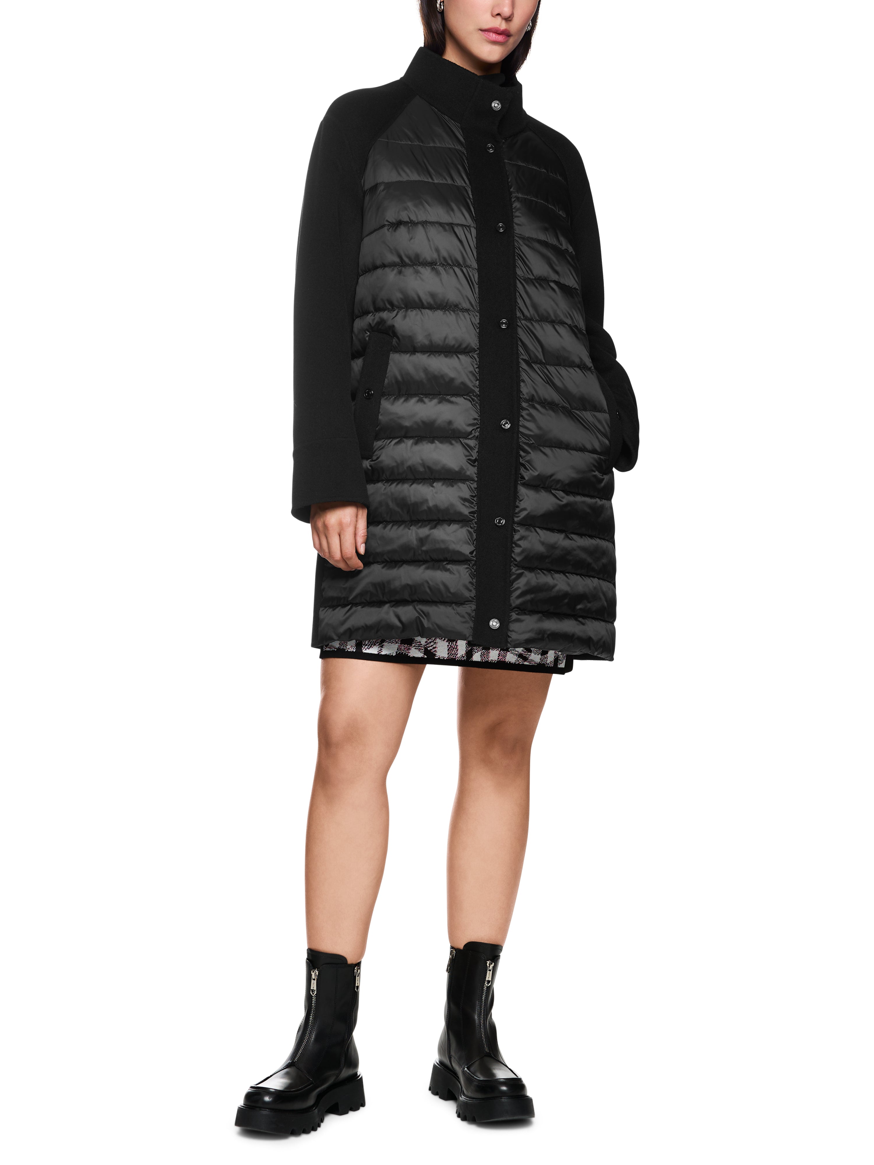 מעיל באורך מידי ובגזרה ישרה, עם סגירת כפתורים וכיסים צדדייםהרכב: 80% צמר, 20% פוליאמידהדוגמנית בגובה 1.79 ולובשת מידה 3 של מארק קיין