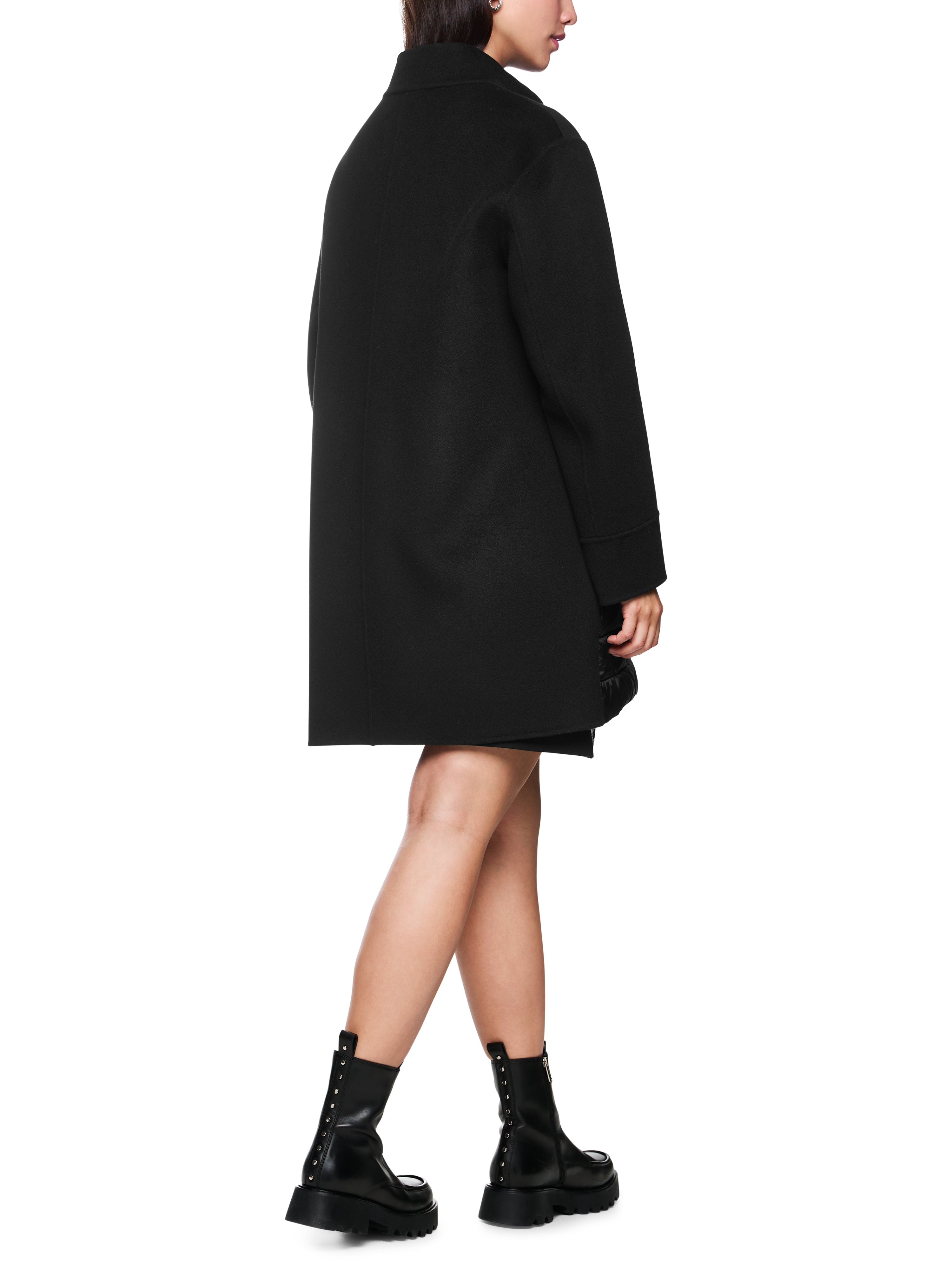 מעיל באורך מידי ובגזרה ישרה, עם סגירת כפתורים וכיסים צדדייםהרכב: 80% צמר, 20% פוליאמידהדוגמנית בגובה 1.79 ולובשת מידה 3 של מארק קיין