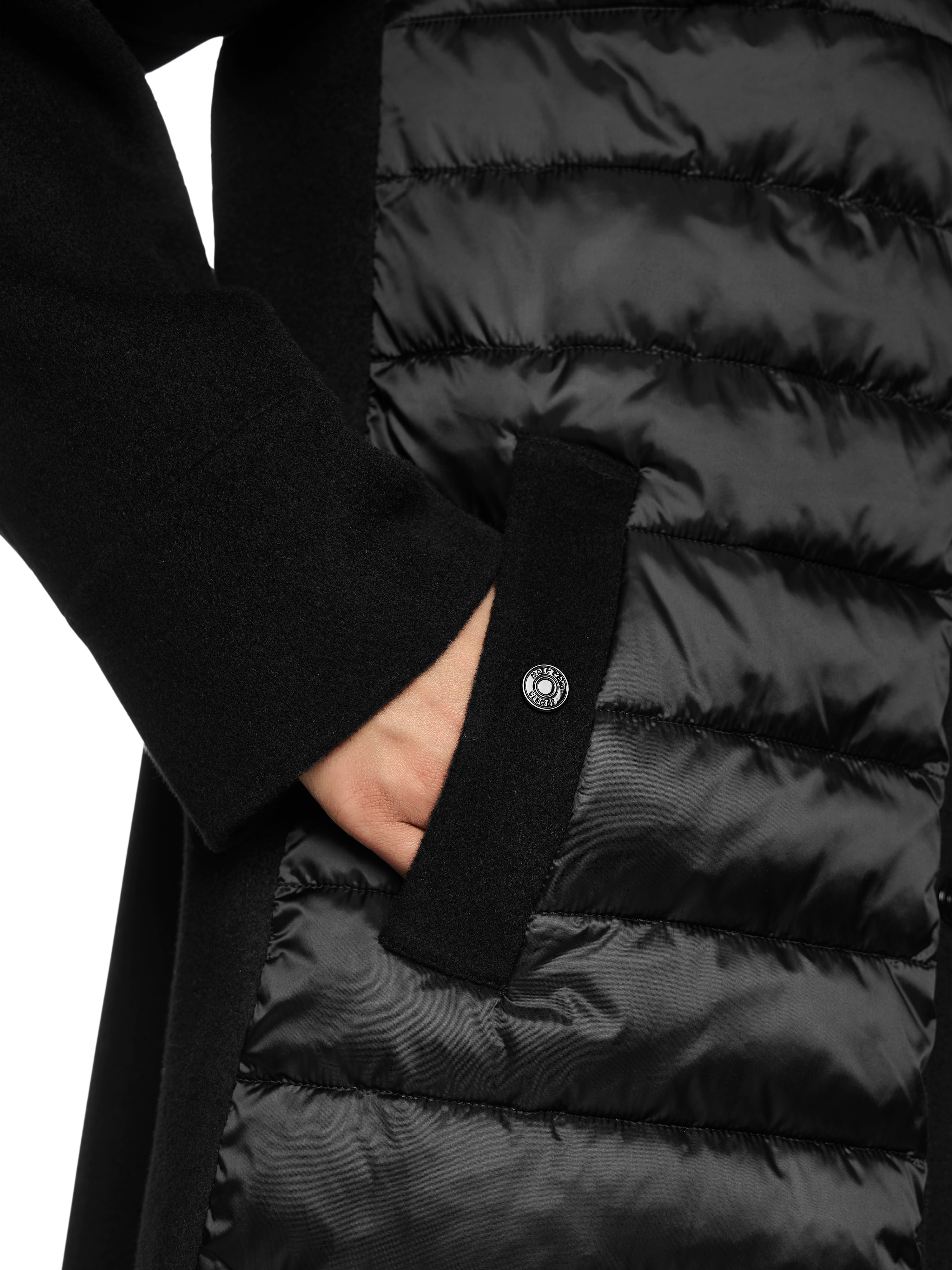 מעיל באורך מידי ובגזרה ישרה, עם סגירת כפתורים וכיסים צדדייםהרכב: 80% צמר, 20% פוליאמידהדוגמנית בגובה 1.79 ולובשת מידה 3 של מארק קיין