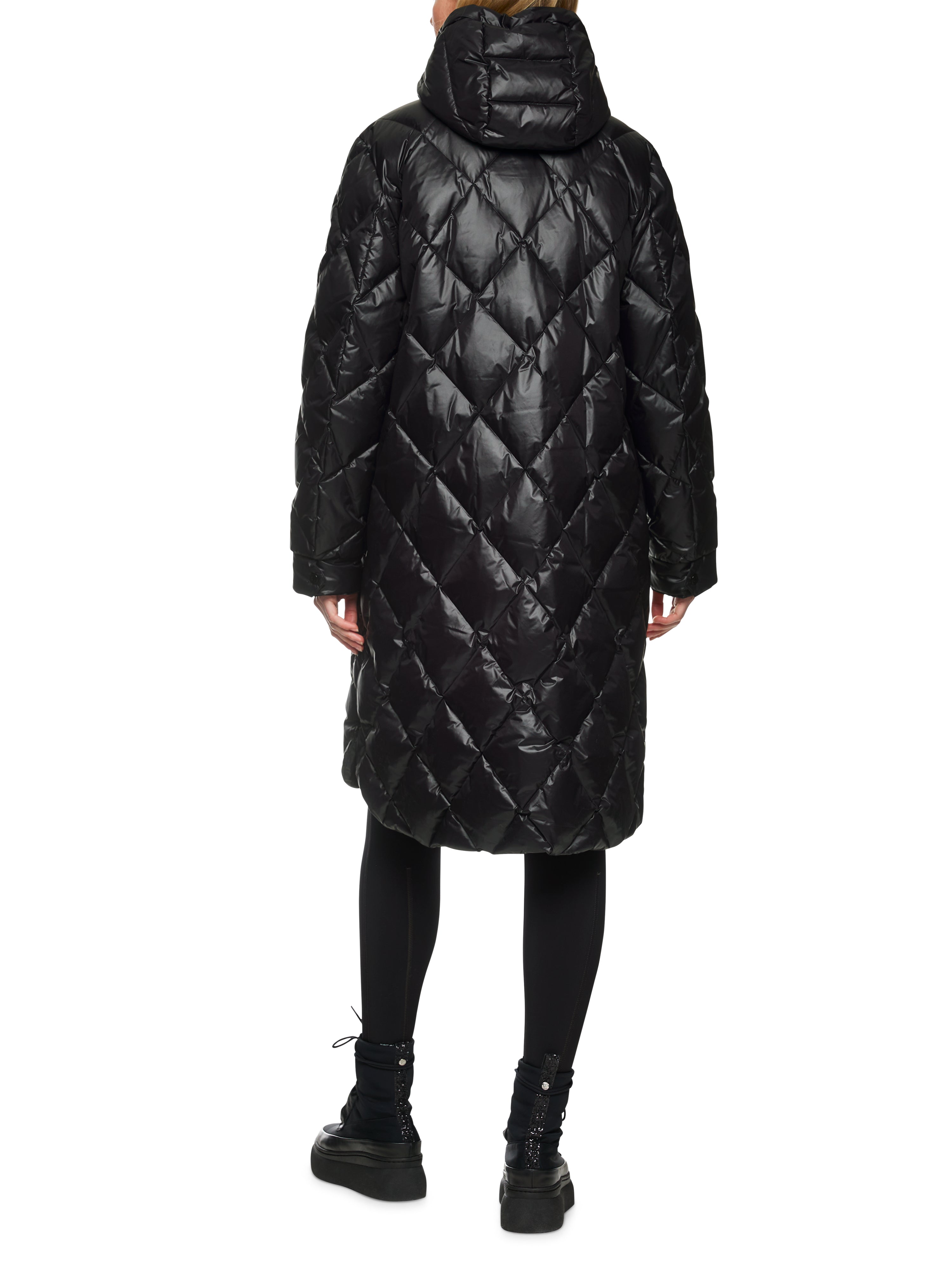 מעיל מרופד בגזרה ישרה עם צווארון מוגבה, קפוצ'ון ורוכסן דו כיווניהרכב: 100% פוליאמידהדוגמנית בגובה 1.79 ולובשת מידה 3 של מארק קיין