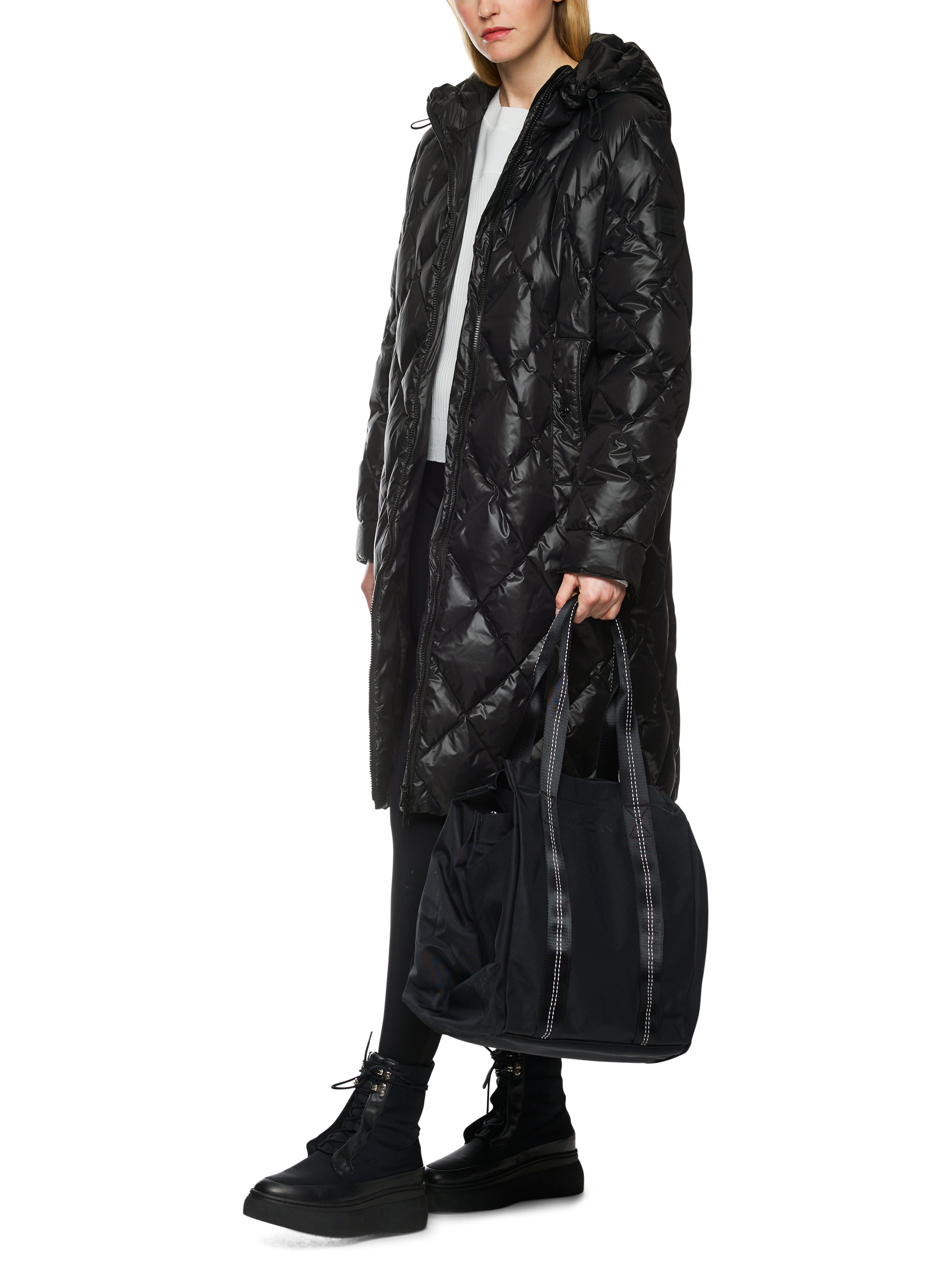 מעיל מרופד בגזרה ישרה עם צווארון מוגבה, קפוצ'ון ורוכסן דו כיווניהרכב: 100% פוליאמידהדוגמנית בגובה 1.79 ולובשת מידה 3 של מארק קיין