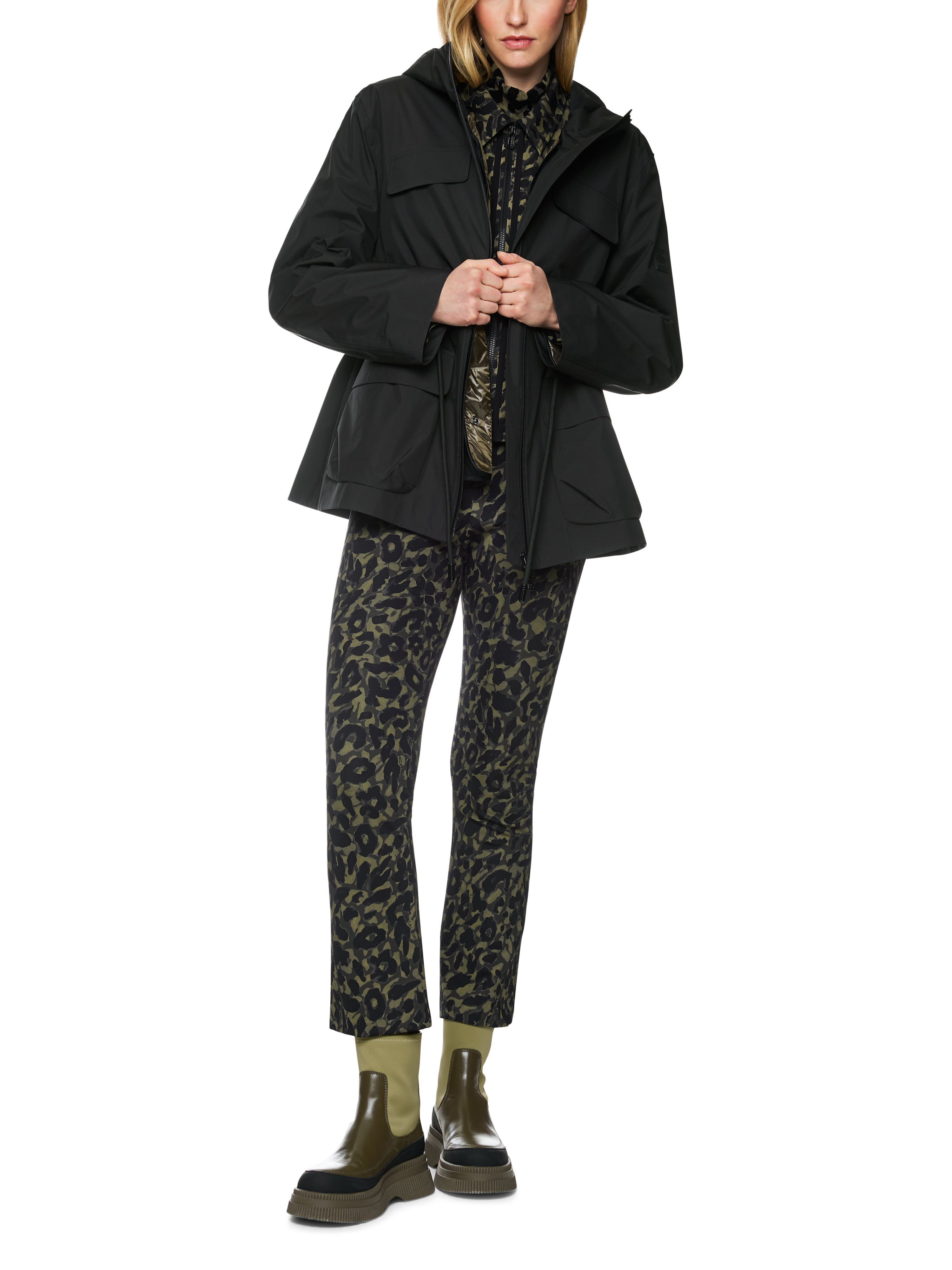 מעיל בגזרה ישרה עם צווארון גבוה, קפוצ'ון ורוכסן הרכב: 100% פוליאסטרהדוגמנית בגובה 1.79 ולובשת מידה 3 של מארק קיין