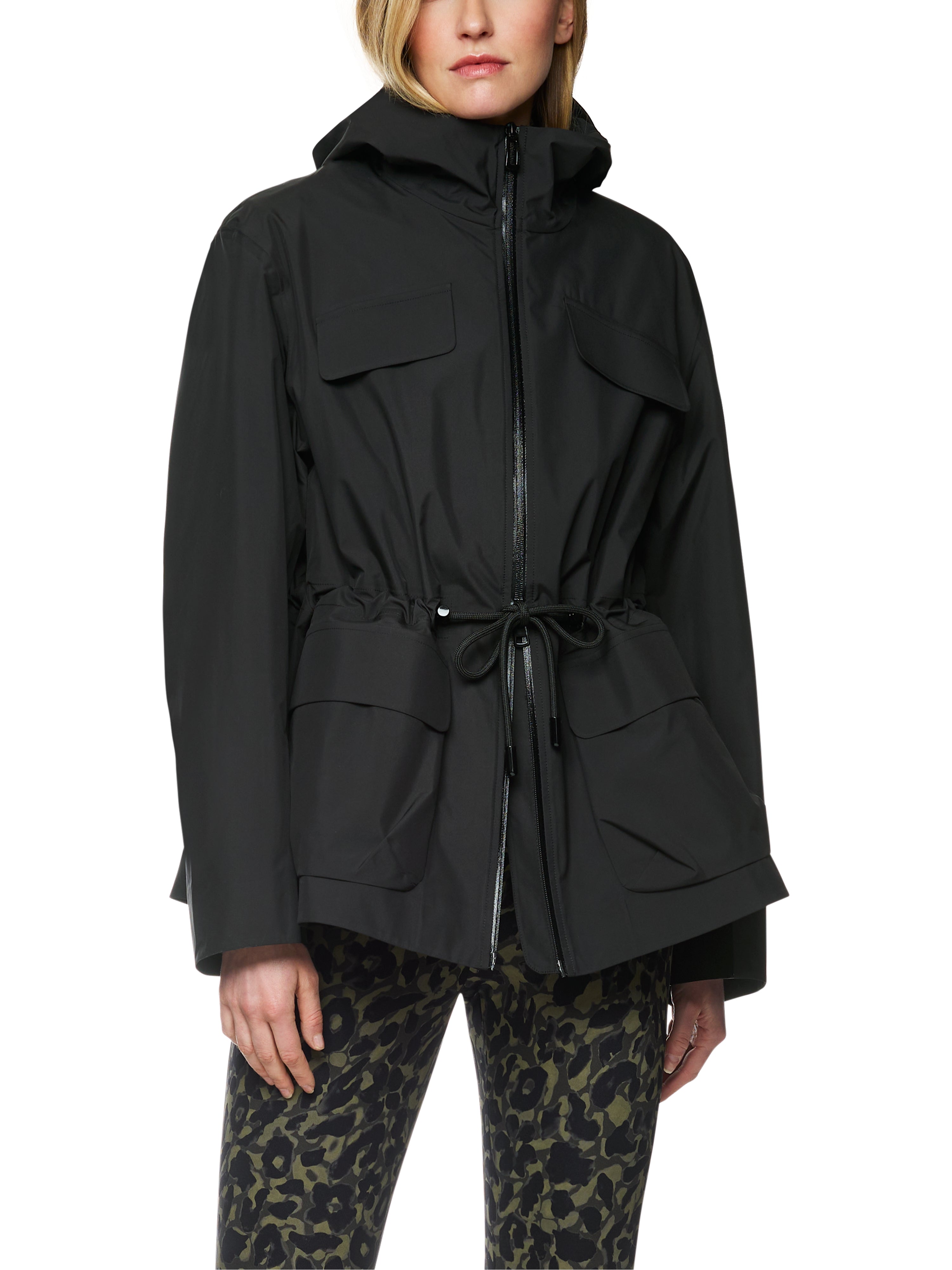 מעיל בגזרה ישרה עם צווארון גבוה, קפוצ'ון ורוכסן הרכב: 100% פוליאסטרהדוגמנית בגובה 1.79 ולובשת מידה 3 של מארק קיין