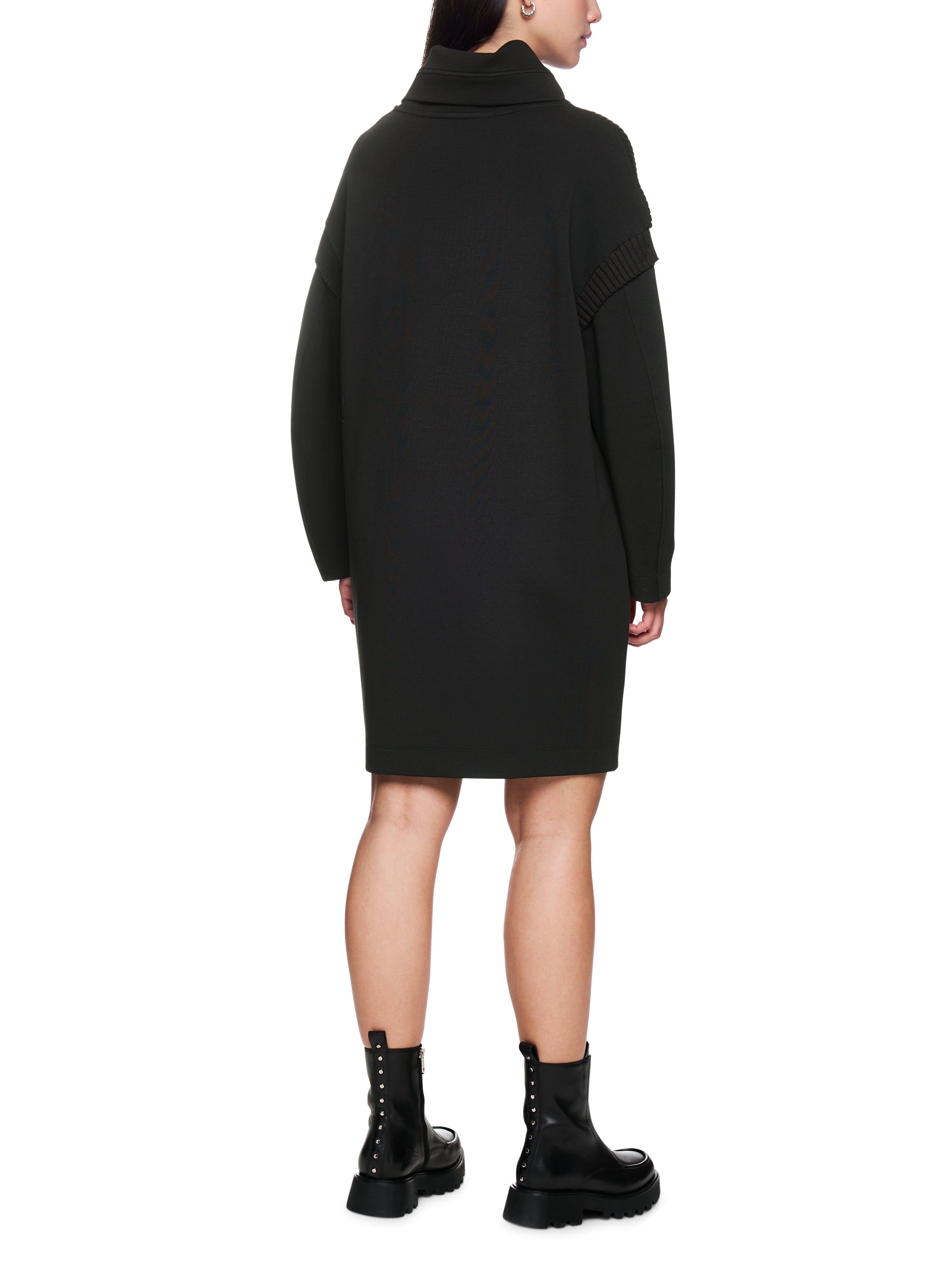 שמלת סוויטשירט בגזרת אוברסייז, באורך מידי עם כיסים צדדיים וקפוצ'וןהרכב: 88% כותנה, 8% פוליאסטר, 4% כותנההדוגמנית בגובה 1.79 ולובשת מידה 3 של מארק קיין