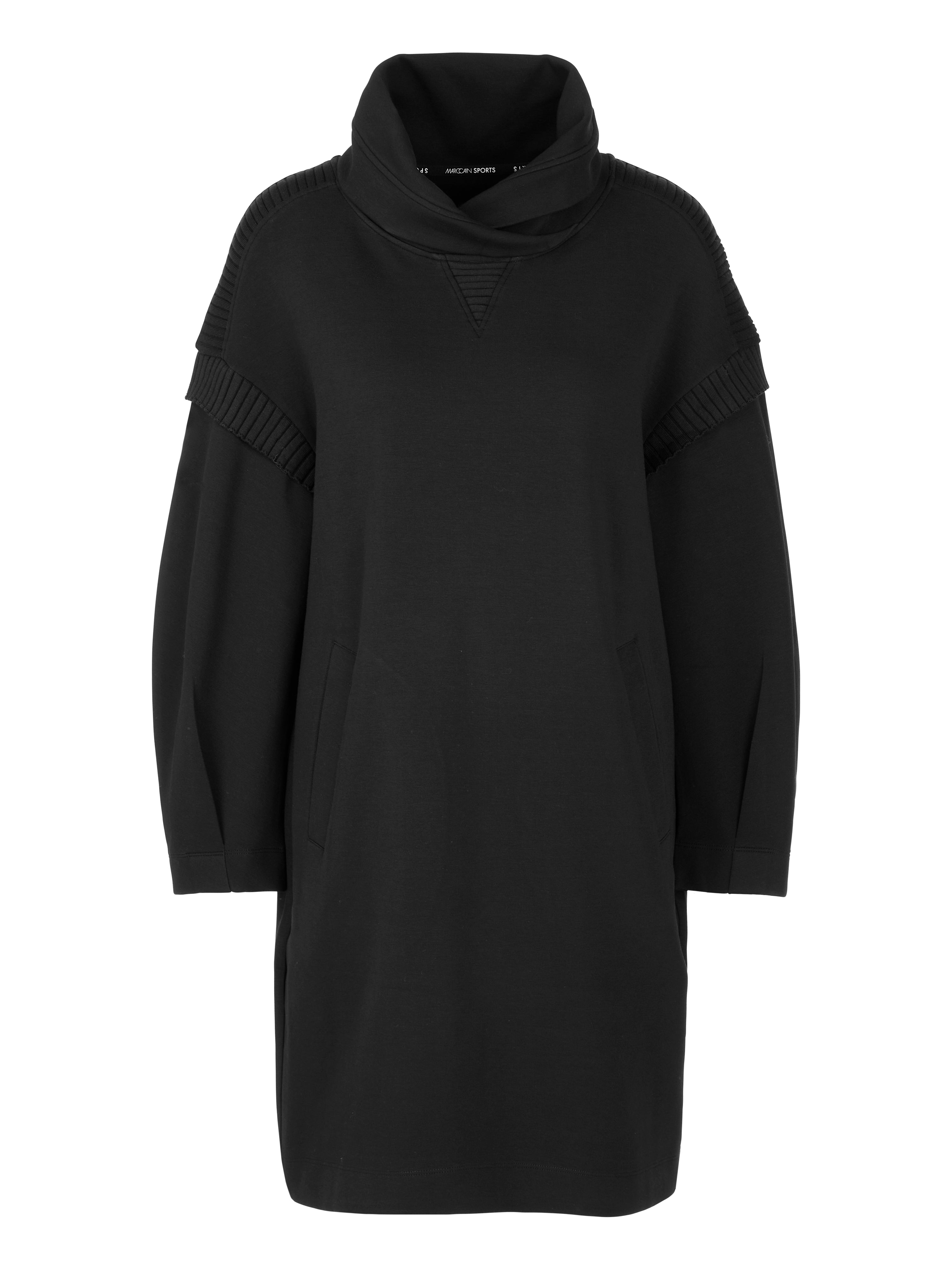 שמלת סוויטשירט בגזרת אוברסייז, באורך מידי עם כיסים צדדיים וקפוצ'וןהרכב: 88% כותנה, 8% פוליאסטר, 4% כותנההדוגמנית בגובה 1.79 ולובשת מידה 3 של מארק קיין