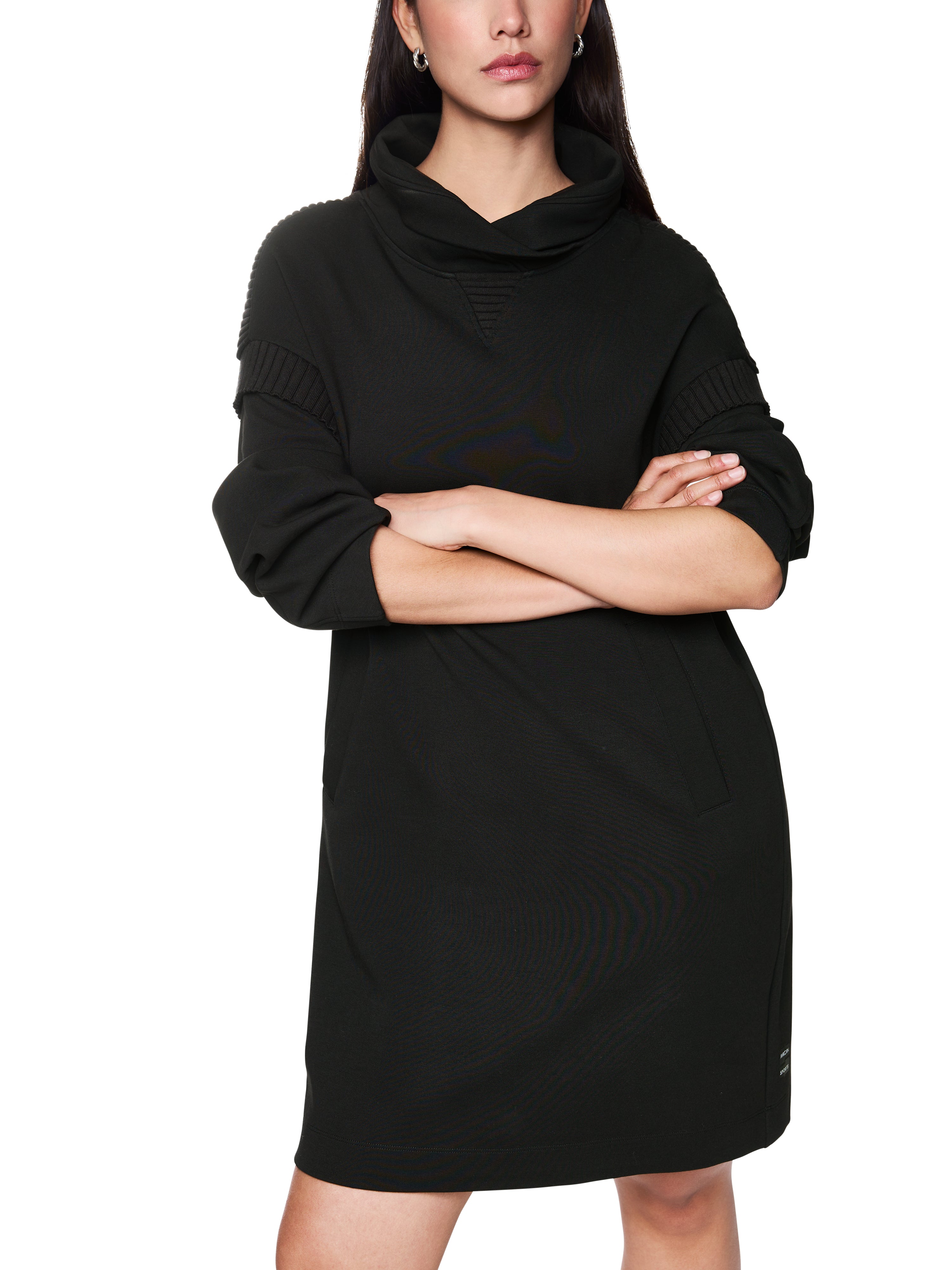 שמלת סוויטשירט בגזרת אוברסייז, באורך מידי עם כיסים צדדיים וקפוצ'וןהרכב: 88% כותנה, 8% פוליאסטר, 4% כותנההדוגמנית בגובה 1.79 ולובשת מידה 3 של מארק קיין