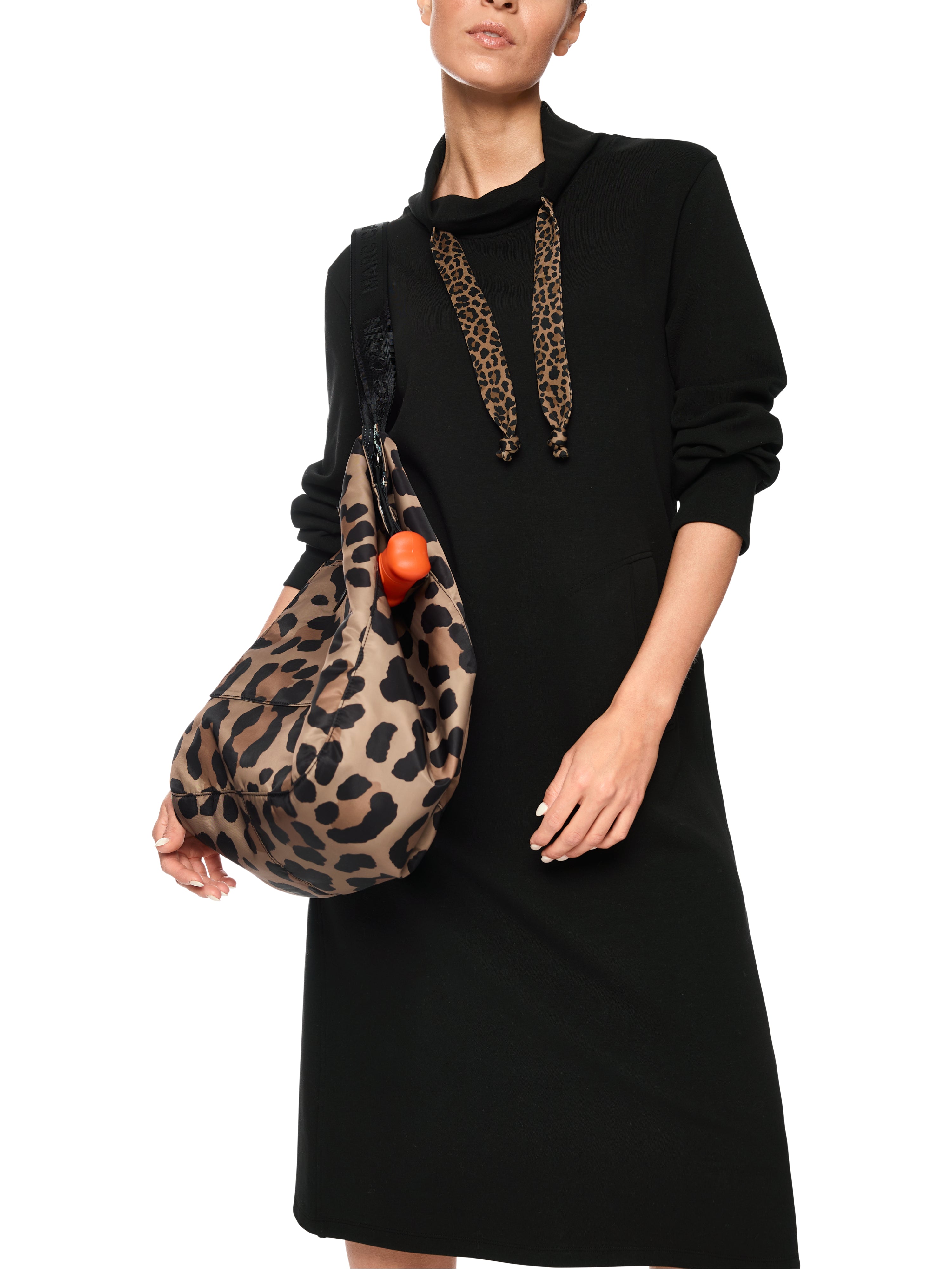 שמלת סווטשירט מידי בצבע שחור עם צווארון גבוה ושרוך בהדפס נמרגזרה ישרה ונוחה עם שני כיסים בגובה הירכייםהרכב בד: 88% כותנה, 8% פוליאסטר, 4% אלסטןהדוגמנית בגובה 1.79 מ' ולובשת מידה 3 של מארק קיין