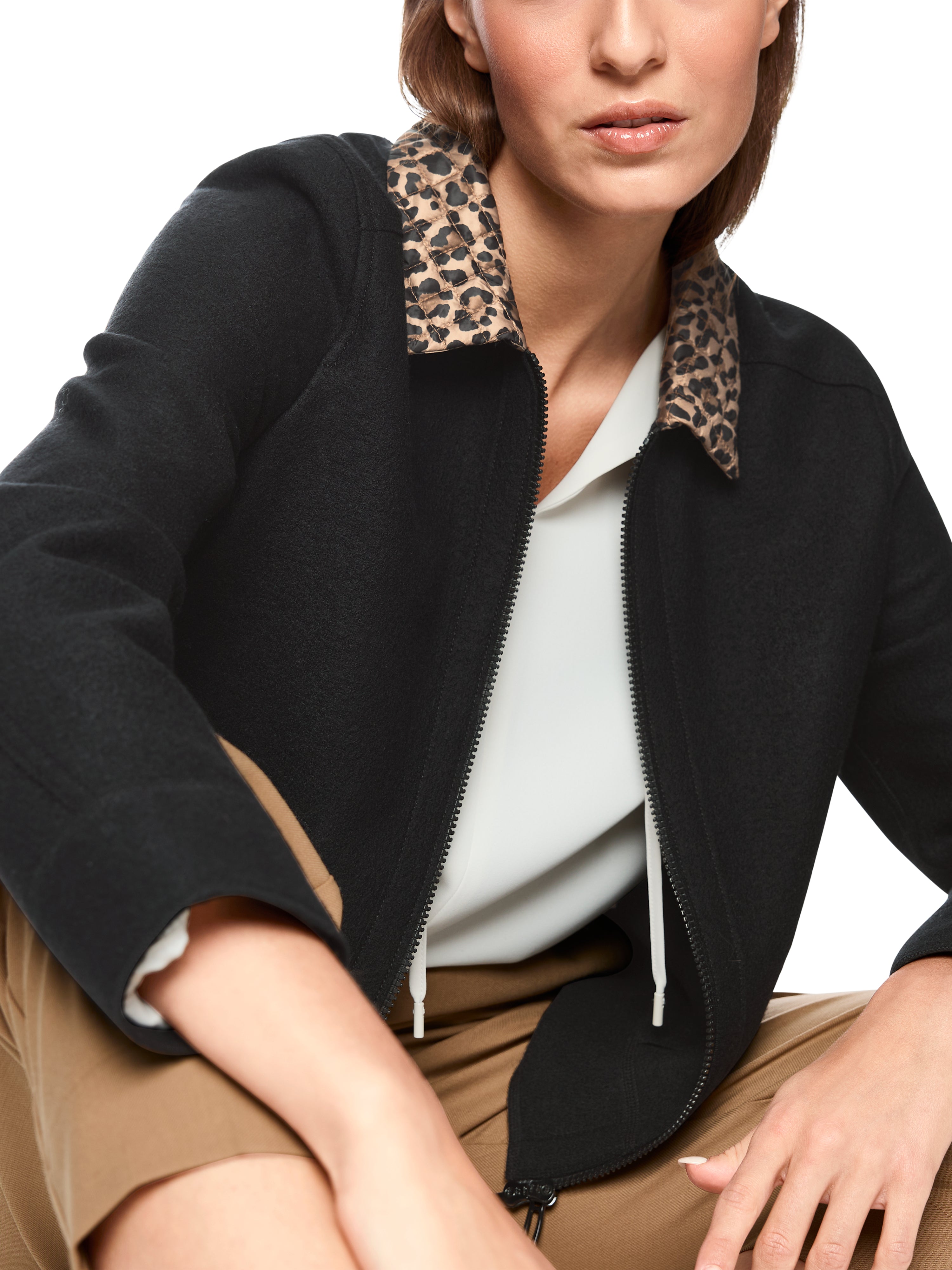 ז'קט שחור בגזרה ישרה, עם רוכסן דו-כיווני וכיסיםכולל צווארון עם הדפס נמר ורצועת גומי בגבהרכב בד: 100% צמר בתוליהדוגמנית בגובה 1.79 ולובשת מידה 3 של מארק קיין