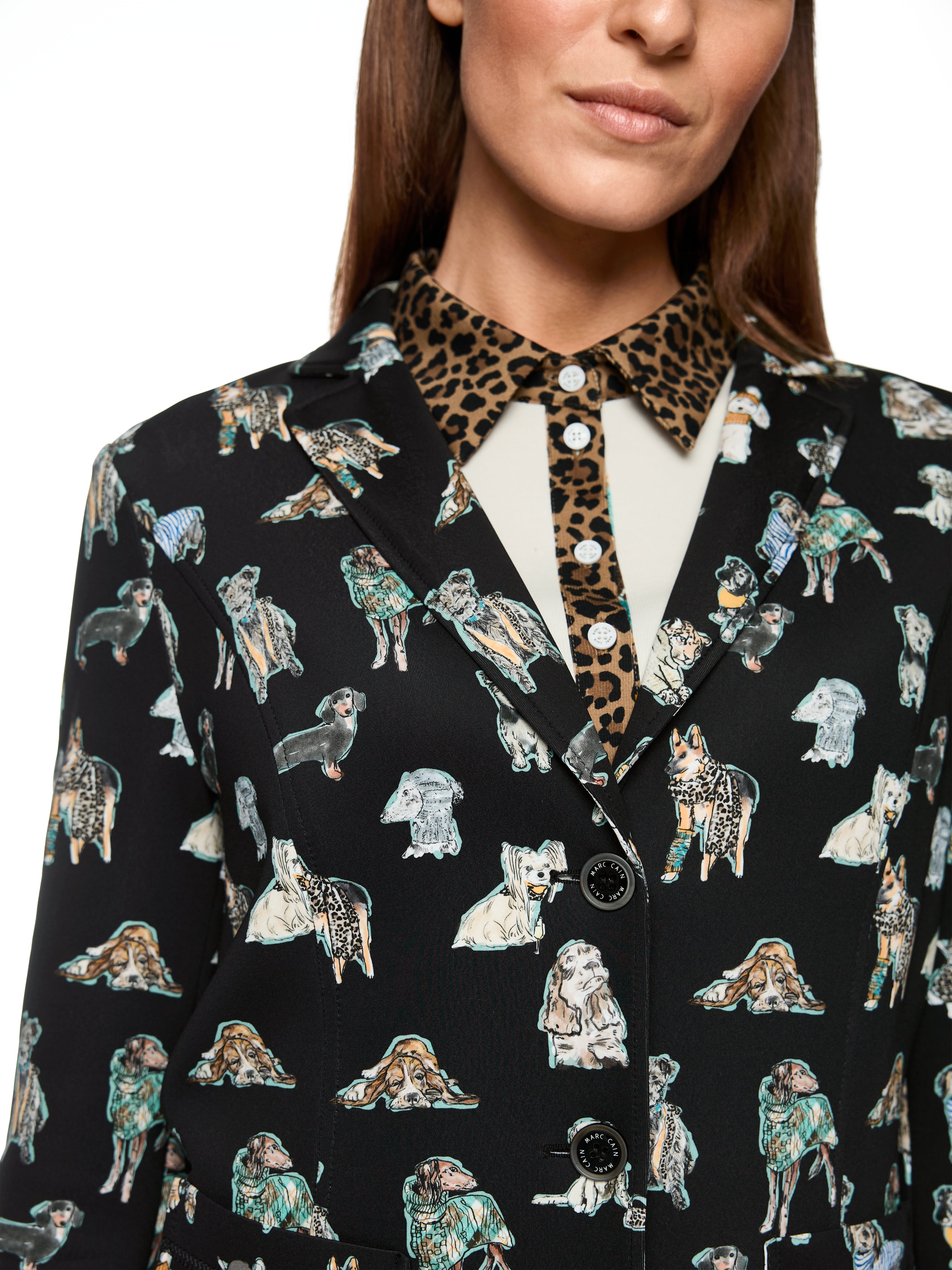 בלייזר סקובה עם הדפס כלביםסגירה עם שני כפתורים וכיסים בחזיתשרוולים עם בטנת הדפס נמרהרכב בד: 100% פוליאסטרהדוגמנית בגובה 1.79 ולובשת מידה 3 של מארק קיין