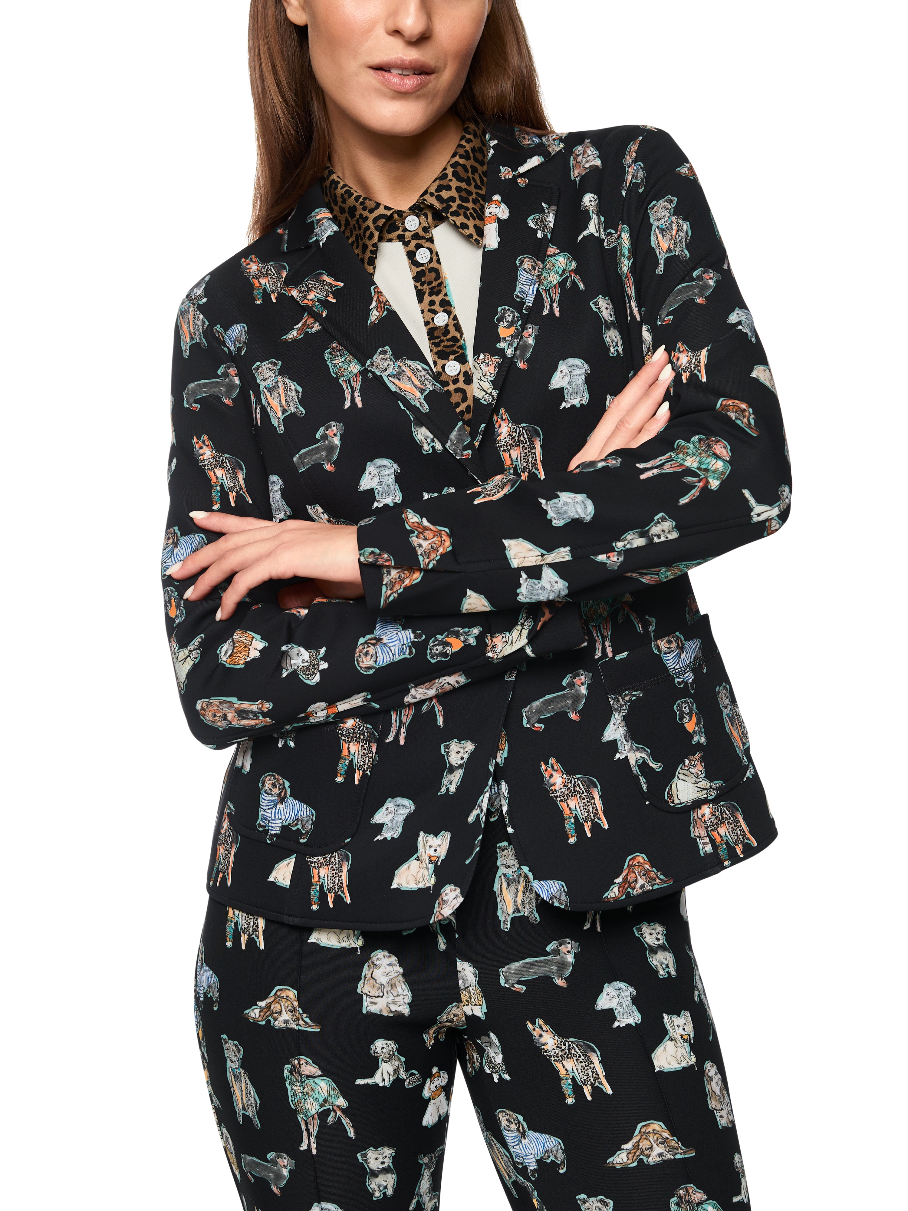 בלייזר סקובה עם הדפס כלביםסגירה עם שני כפתורים וכיסים בחזיתשרוולים עם בטנת הדפס נמרהרכב בד: 100% פוליאסטרהדוגמנית בגובה 1.79 ולובשת מידה 3 של מארק קיין