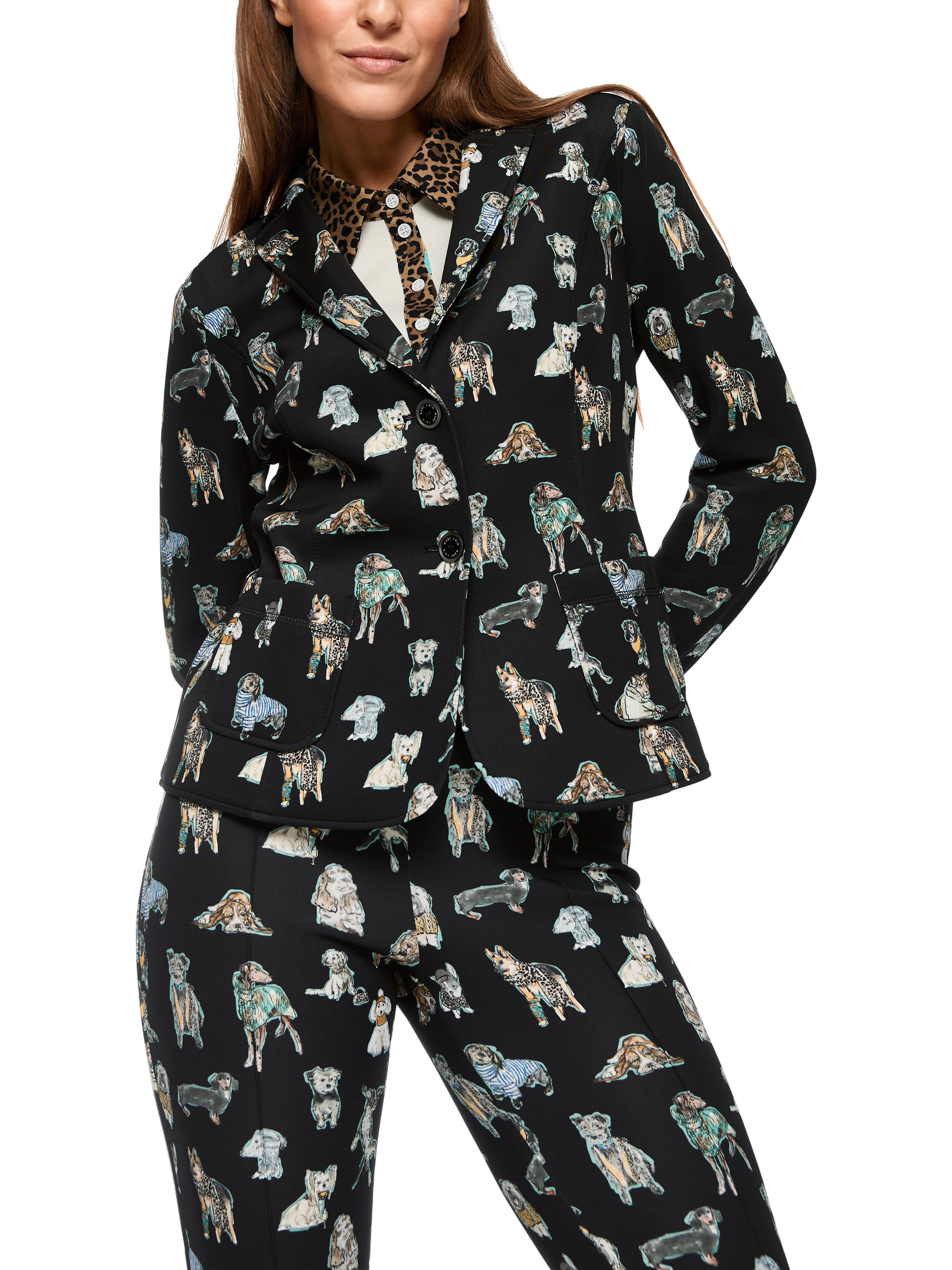 בלייזר סקובה עם הדפס כלביםסגירה עם שני כפתורים וכיסים בחזיתשרוולים עם בטנת הדפס נמרהרכב בד: 100% פוליאסטרהדוגמנית בגובה 1.79 ולובשת מידה 3 של מארק קיין