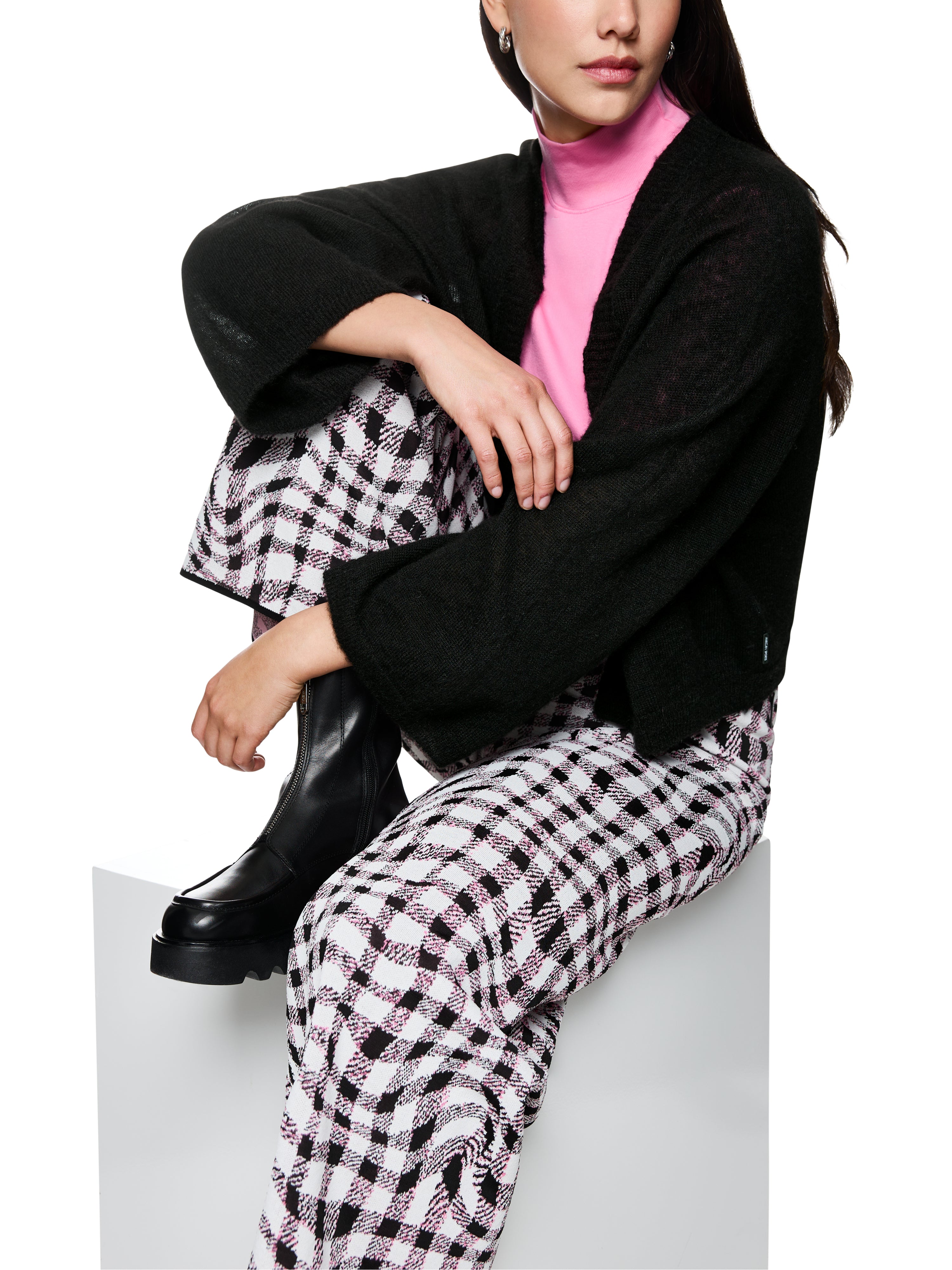 קרדיגן סרוג בגזרה ישרה, ללא סגירההרכב: 55% אלפקה, 35% פוליאמיד, 10% צמרהדוגמנית בגובה 1.79 ולובשת מידה 3 של מארק קיין