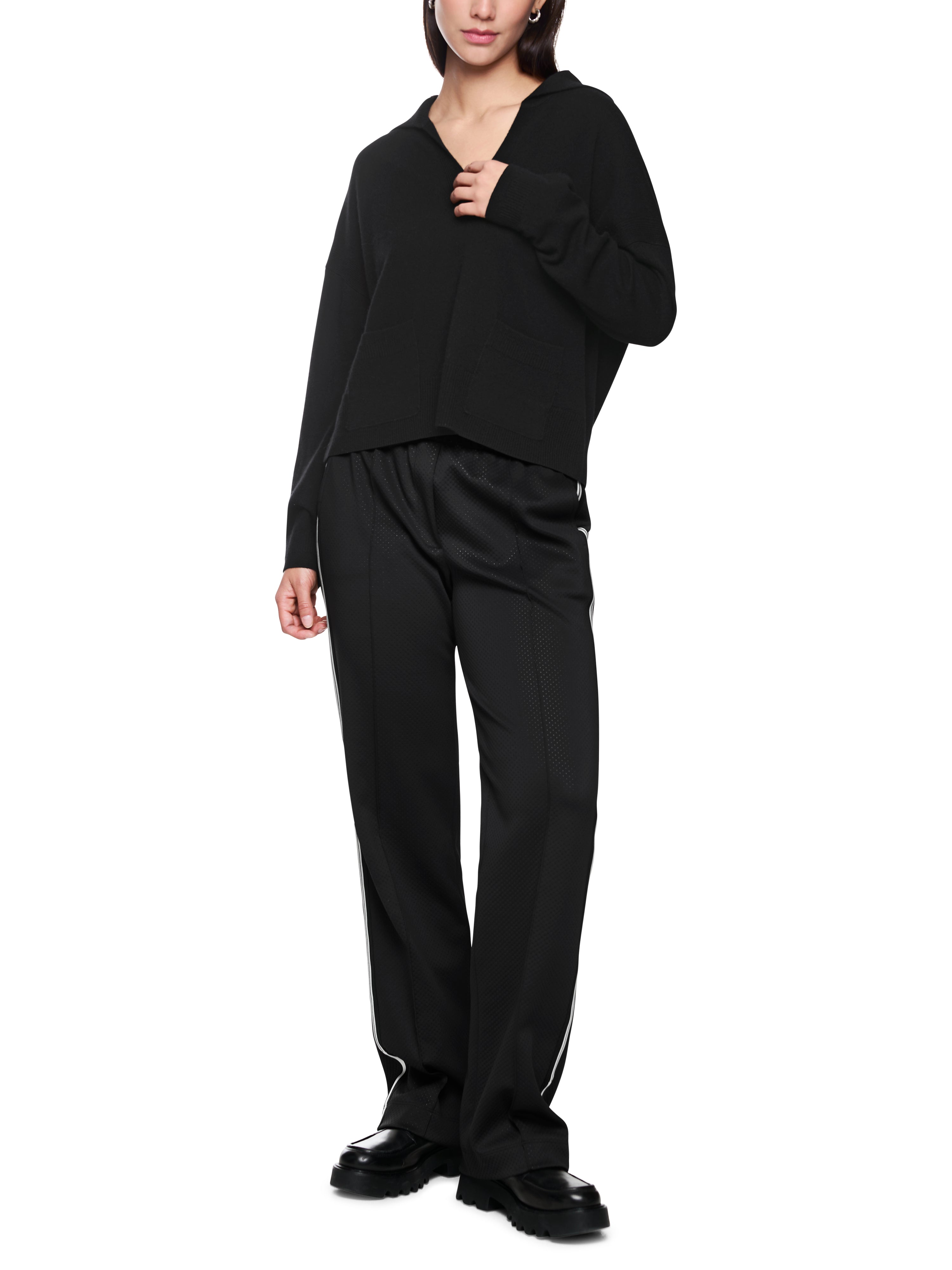 סריג עם צווארון רחב בגזרה ישרה עם כיסים קדמייםהרכב: 90% צמר, 10% קשמירהדוגמנית בגובה 1.79 ולובשת מידה 3 של מארק קיין