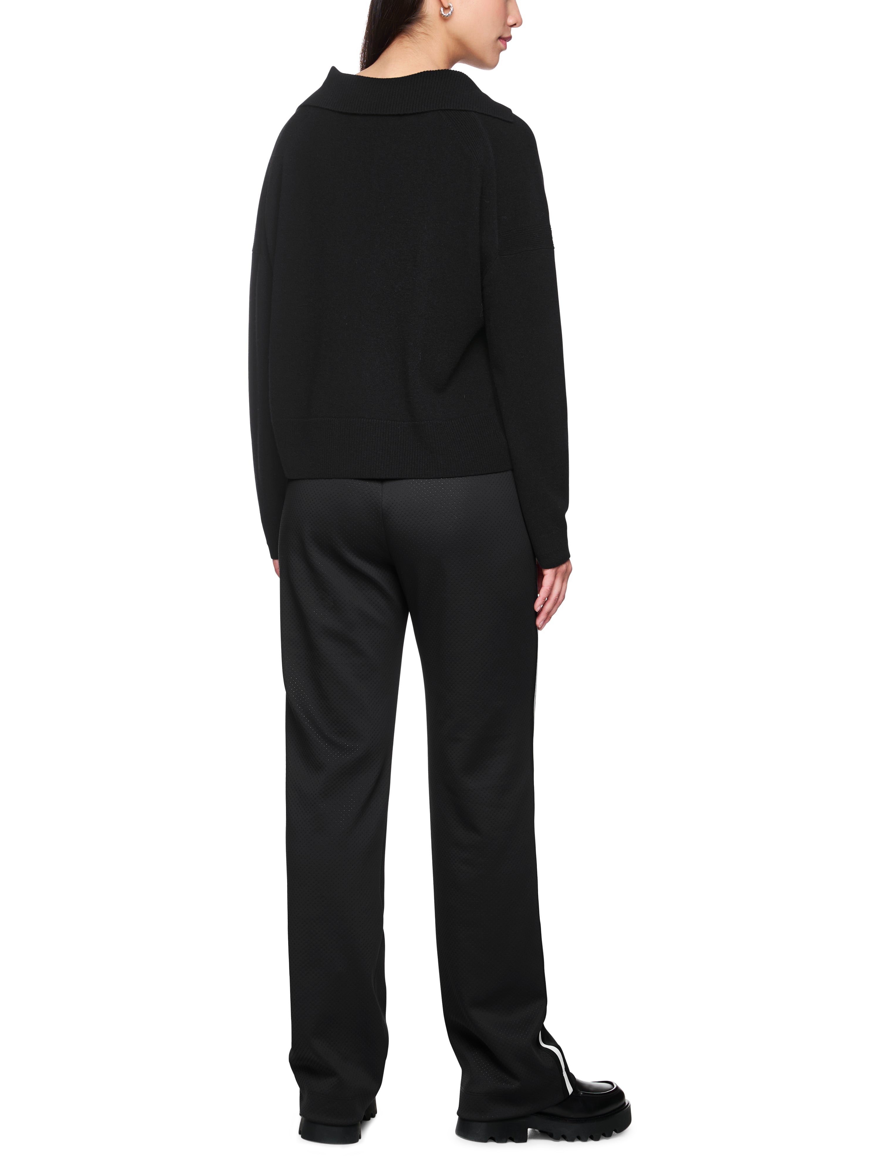 סריג עם צווארון רחב בגזרה ישרה עם כיסים קדמייםהרכב: 90% צמר, 10% קשמירהדוגמנית בגובה 1.79 ולובשת מידה 3 של מארק קיין