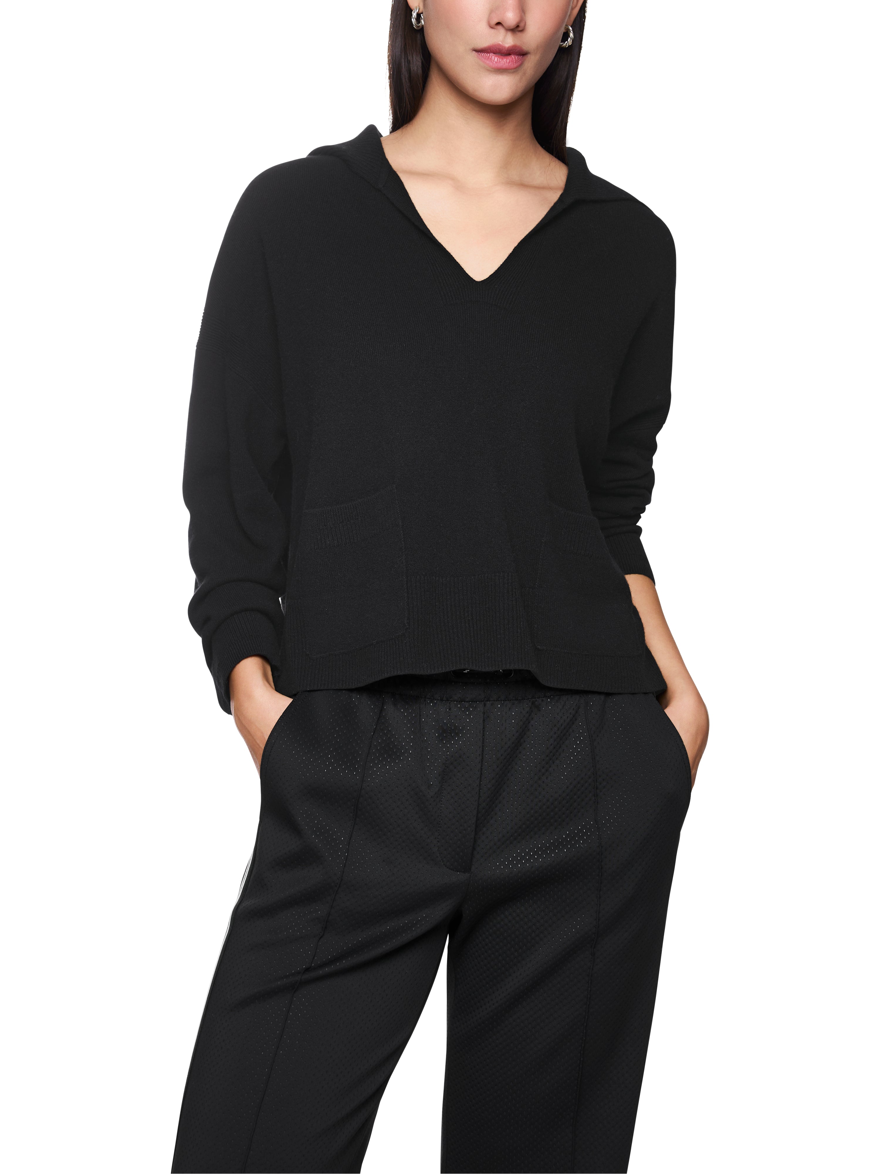 סריג עם צווארון רחב בגזרה ישרה עם כיסים קדמייםהרכב: 90% צמר, 10% קשמירהדוגמנית בגובה 1.79 ולובשת מידה 3 של מארק קיין