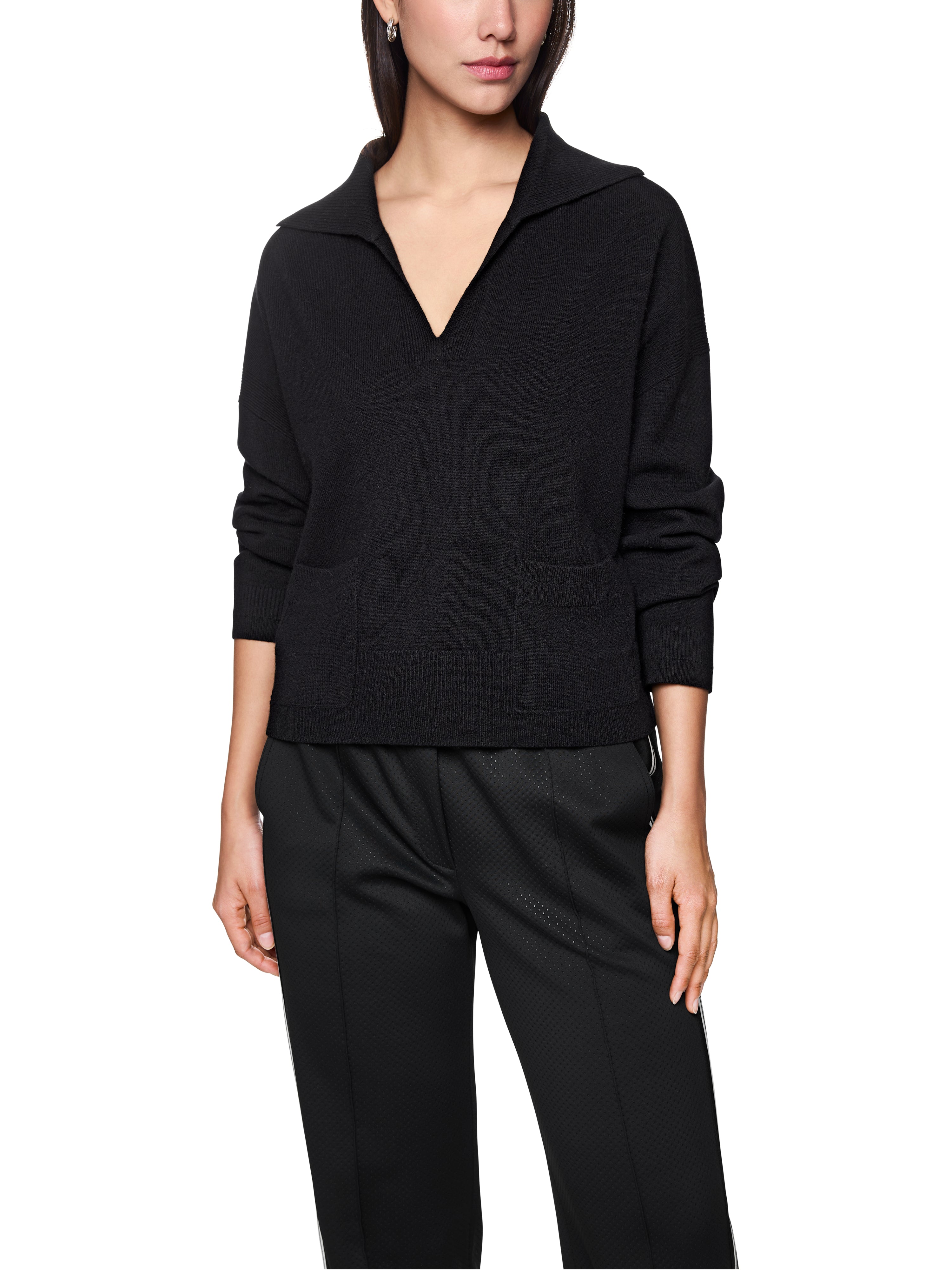 סריג עם צווארון רחב בגזרה ישרה עם כיסים קדמייםהרכב: 90% צמר, 10% קשמירהדוגמנית בגובה 1.79 ולובשת מידה 3 של מארק קיין