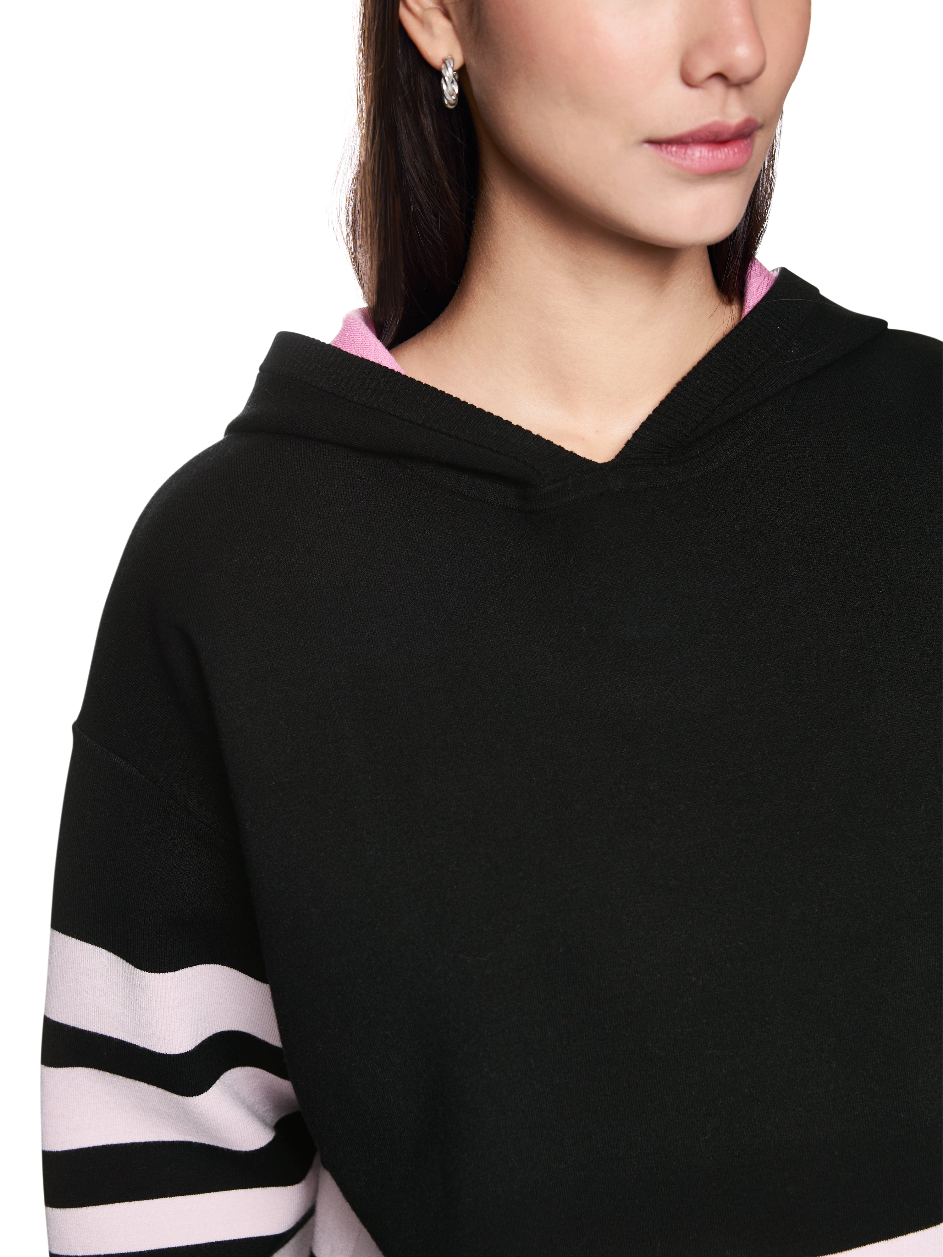 סריג בגזרה ישרה עם פסים עבים, בשילוב קפוצ'וןהרכב: 72% ויסקוזה, 27% פוליאסטרהדוגמנית בגובה 1.79 ולובשת מידה 3 של מארק קיין