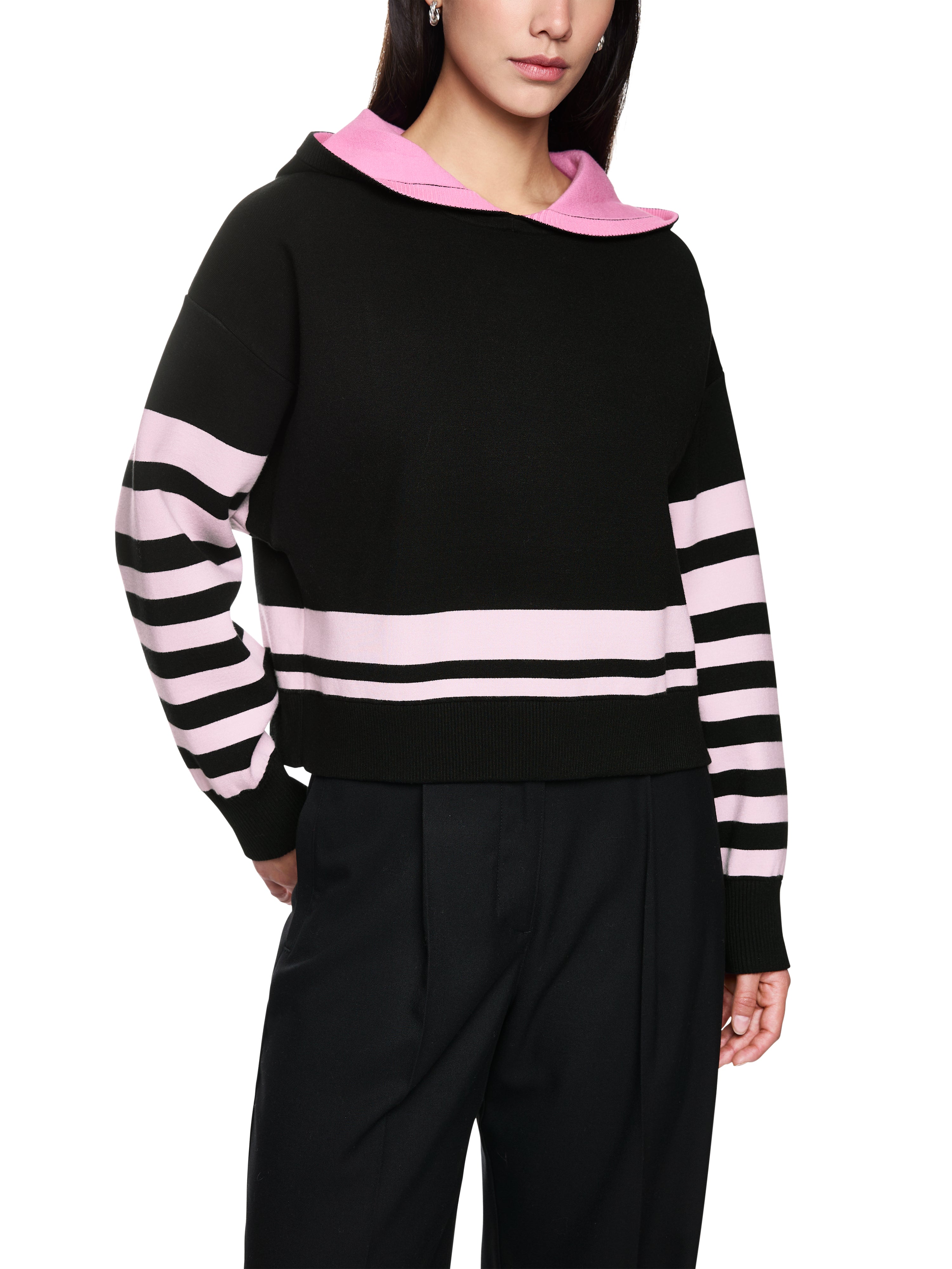 סריג בגזרה ישרה עם פסים עבים, בשילוב קפוצ'וןהרכב: 72% ויסקוזה, 27% פוליאסטרהדוגמנית בגובה 1.79 ולובשת מידה 3 של מארק קיין