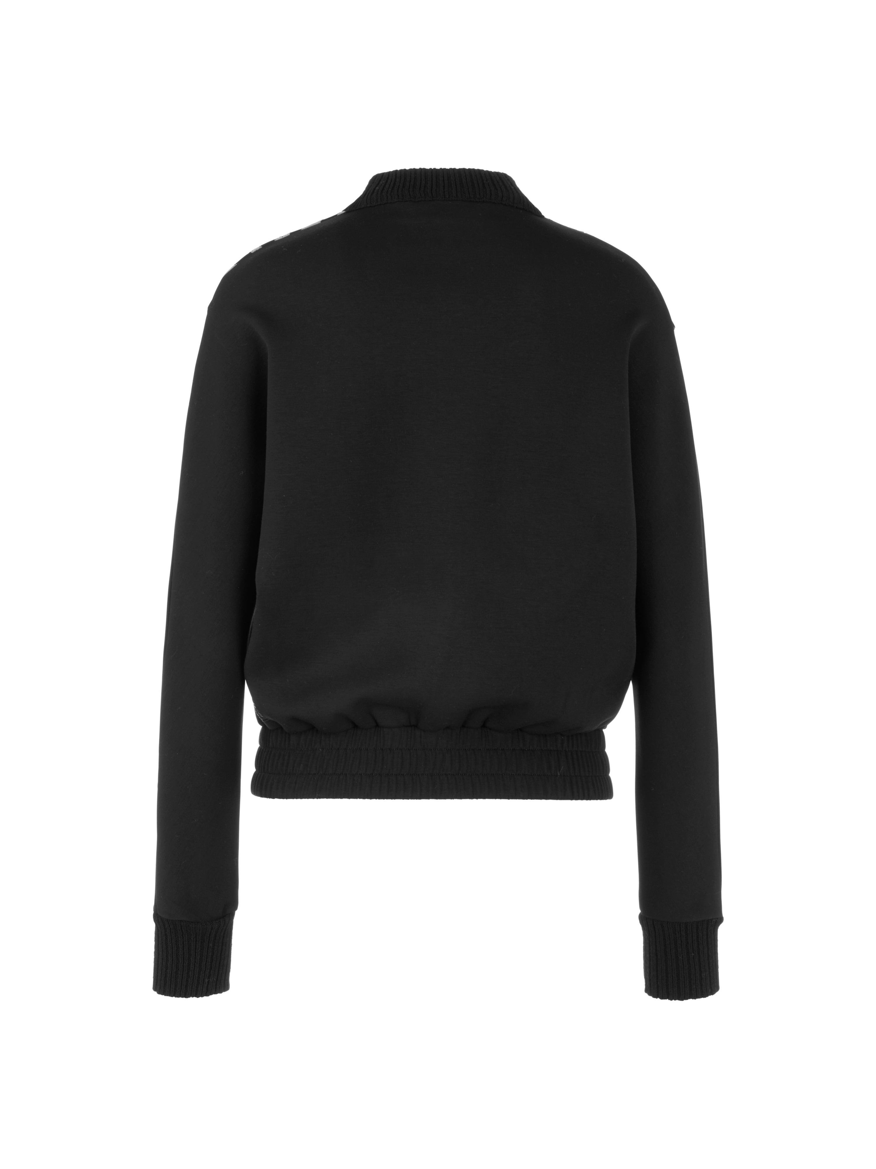 סוודר שחור בגזרה ישרה עם צווארון גבוה ושרוולים רחביםבחזית הדפס מנומר, בגב גומיהרכב בד: 51% ויסקוזה, 27% כותנה, 22% פוליאסטרהדוגמנית בגובה 1.79 ולובשת מידה 3 של מארק קיין