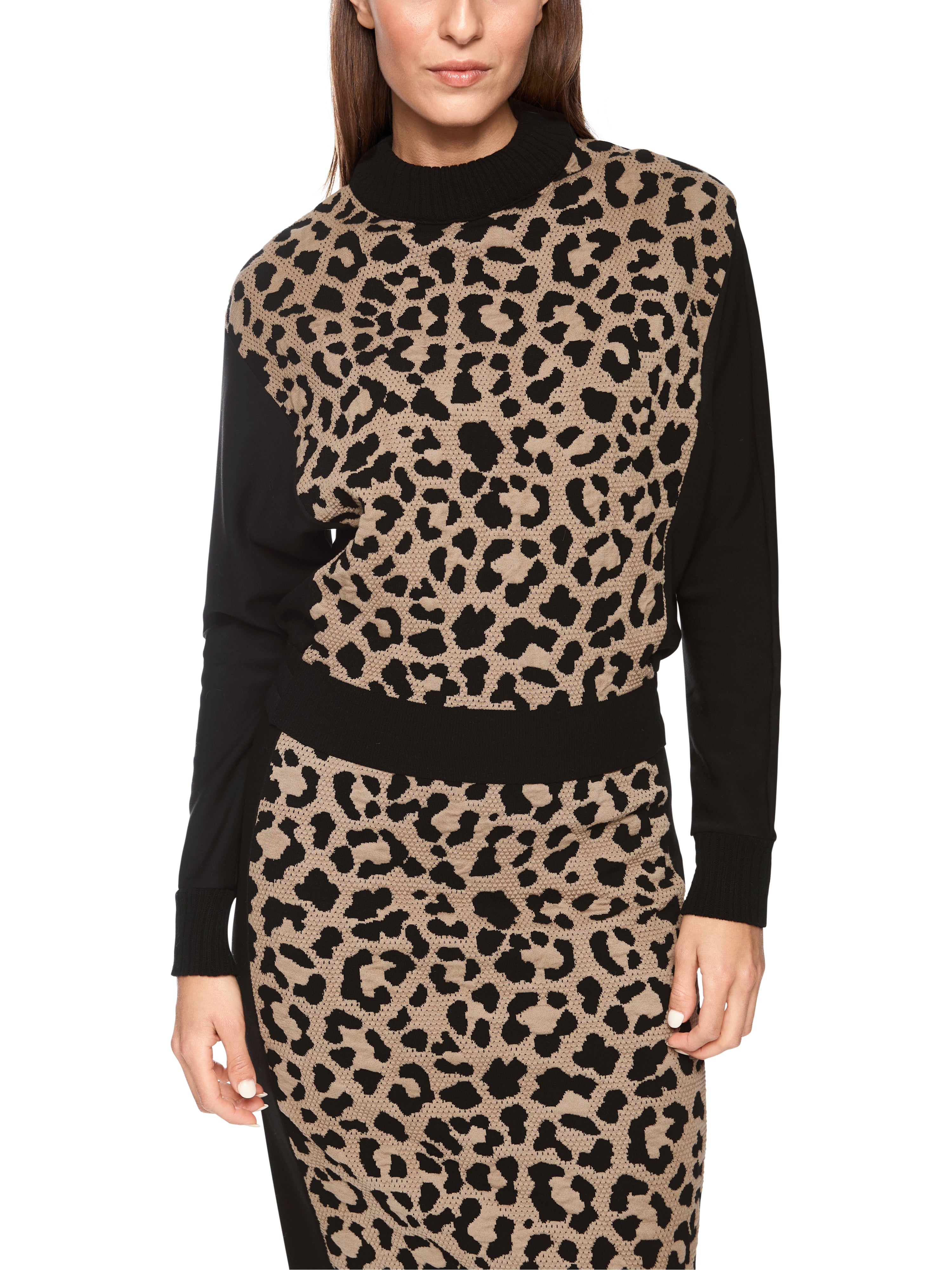 סוודר שחור בגזרה ישרה עם צווארון גבוה ושרוולים רחביםבחזית הדפס מנומר, בגב גומיהרכב בד: 51% ויסקוזה, 27% כותנה, 22% פוליאסטרהדוגמנית בגובה 1.79 ולובשת מידה 3 של מארק קיין