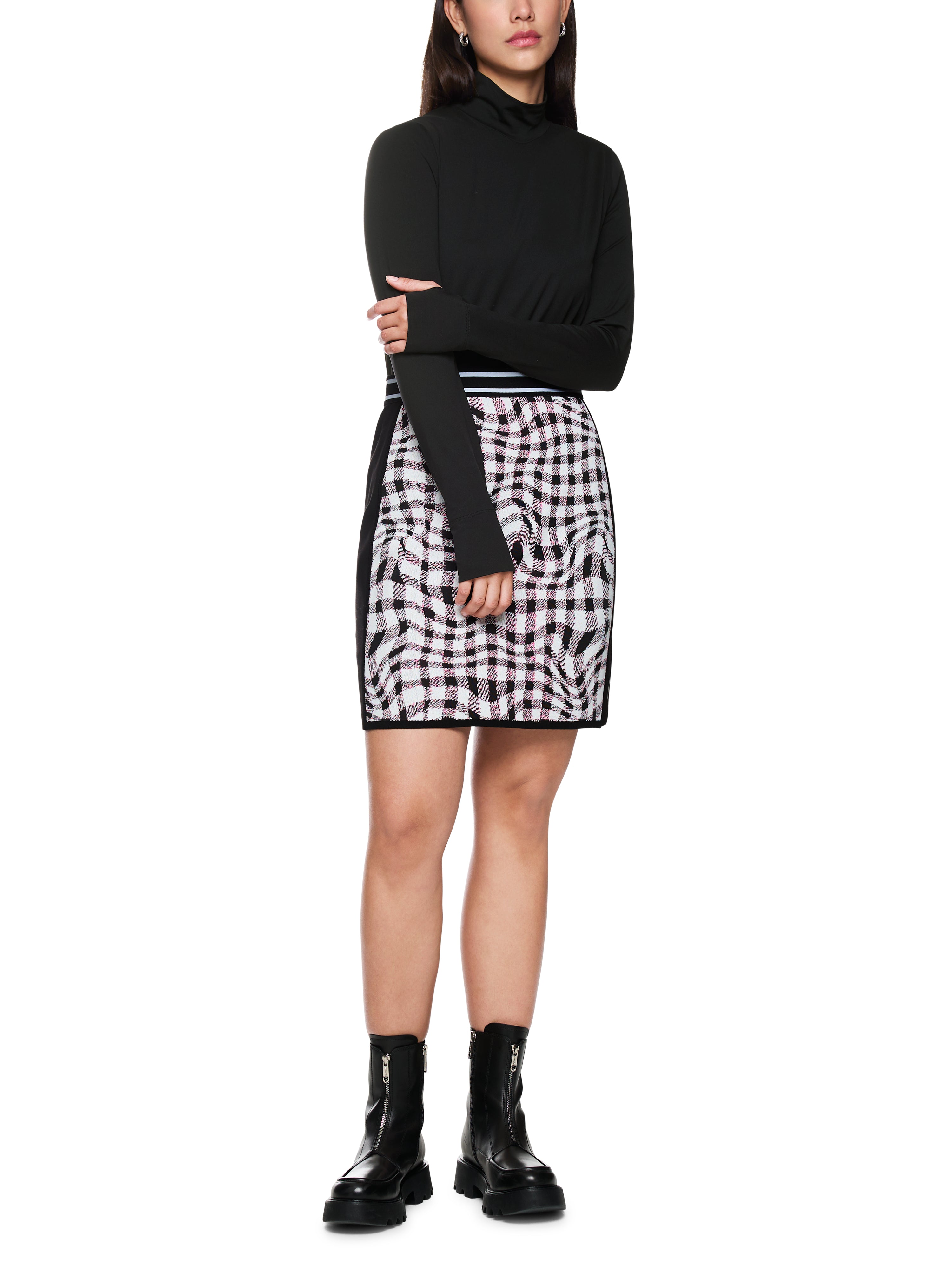 חולצת גולף בגזרה צמודההרכב: 87% פוליאמיד 13% אלסטןהדוגמנית בגובה 1.79 ולובשת מידה 3 של מארק קיין