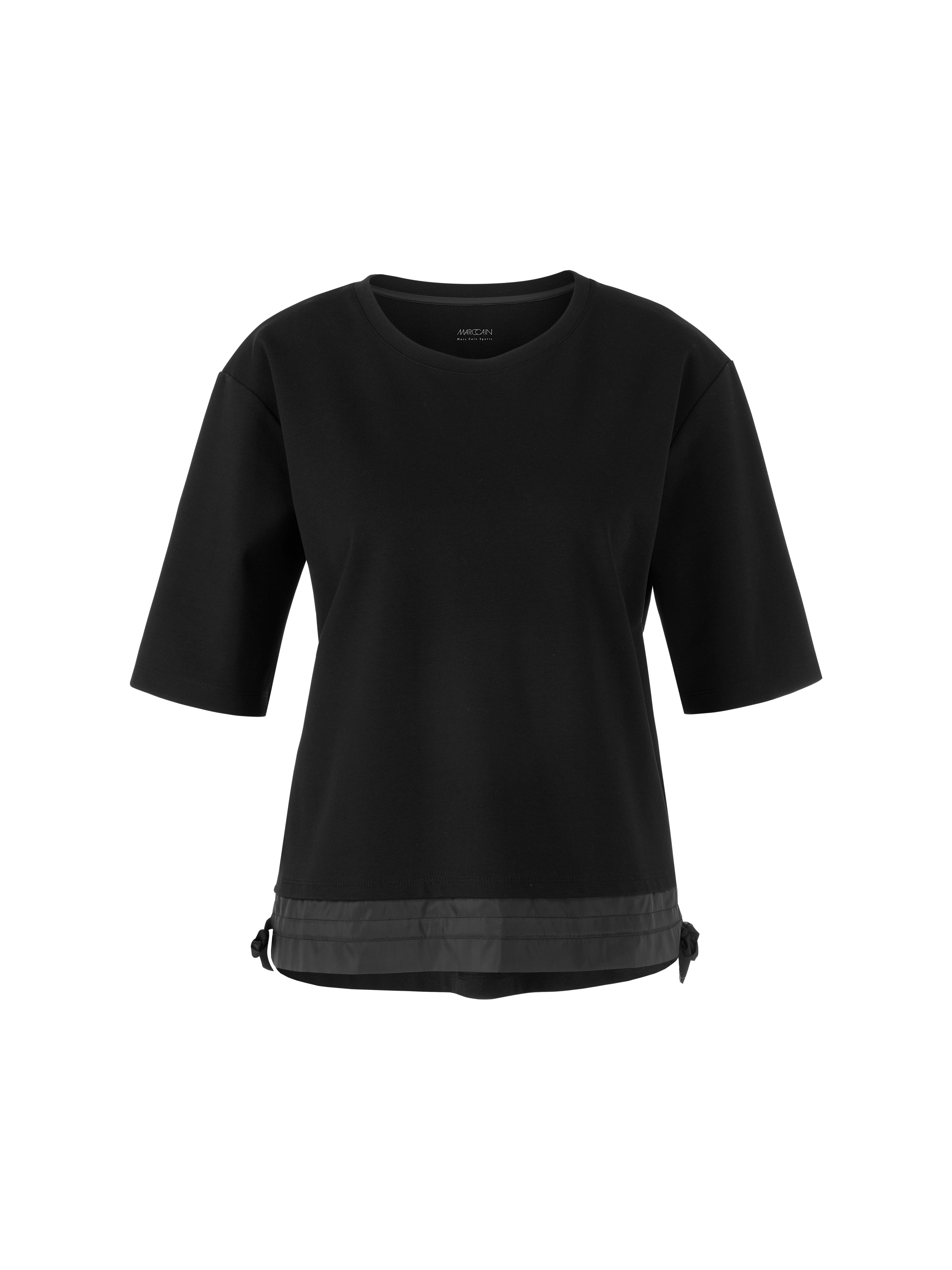 חולצת טי צווארון עגול עם שרוולים מורחבים ושרוך קשירההרכב: 47% כותנה, 47% מודאל, 6% אלסטןהדוגמנית בגובה 1.79 ולובשת מידה 3 של מארק קיין