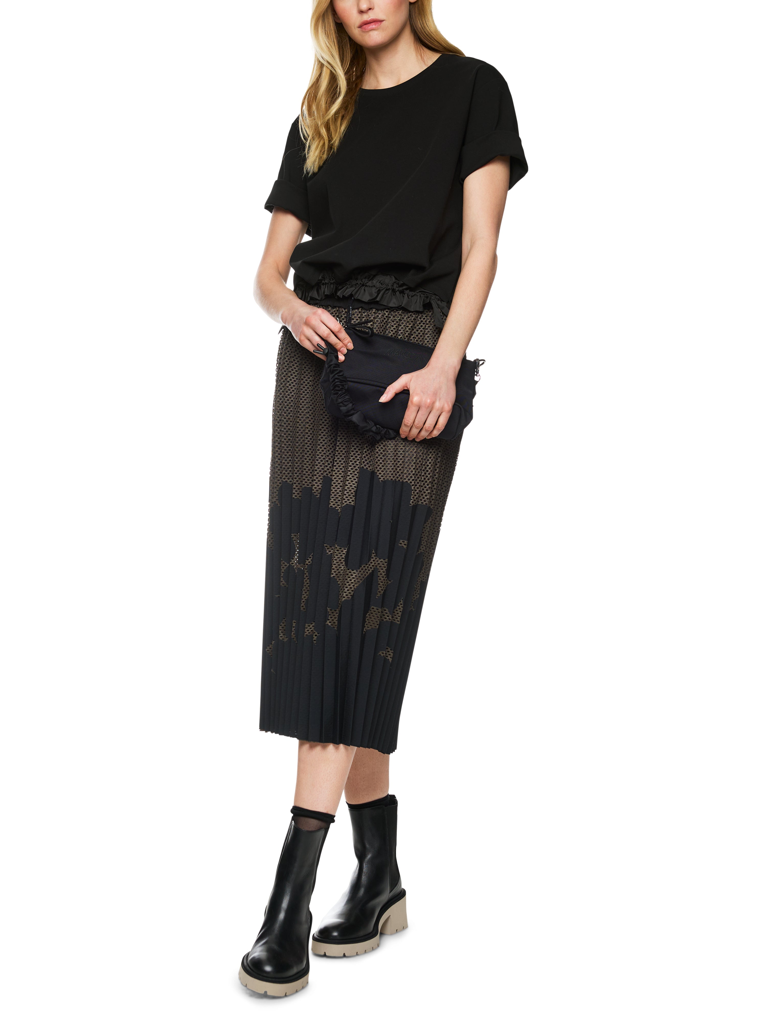 חולצת טי צווארון עגול עם שרוולים מורחבים ושרוך קשירההרכב: 47% כותנה, 47% מודאל, 6% אלסטןהדוגמנית בגובה 1.79 ולובשת מידה 3 של מארק קיין