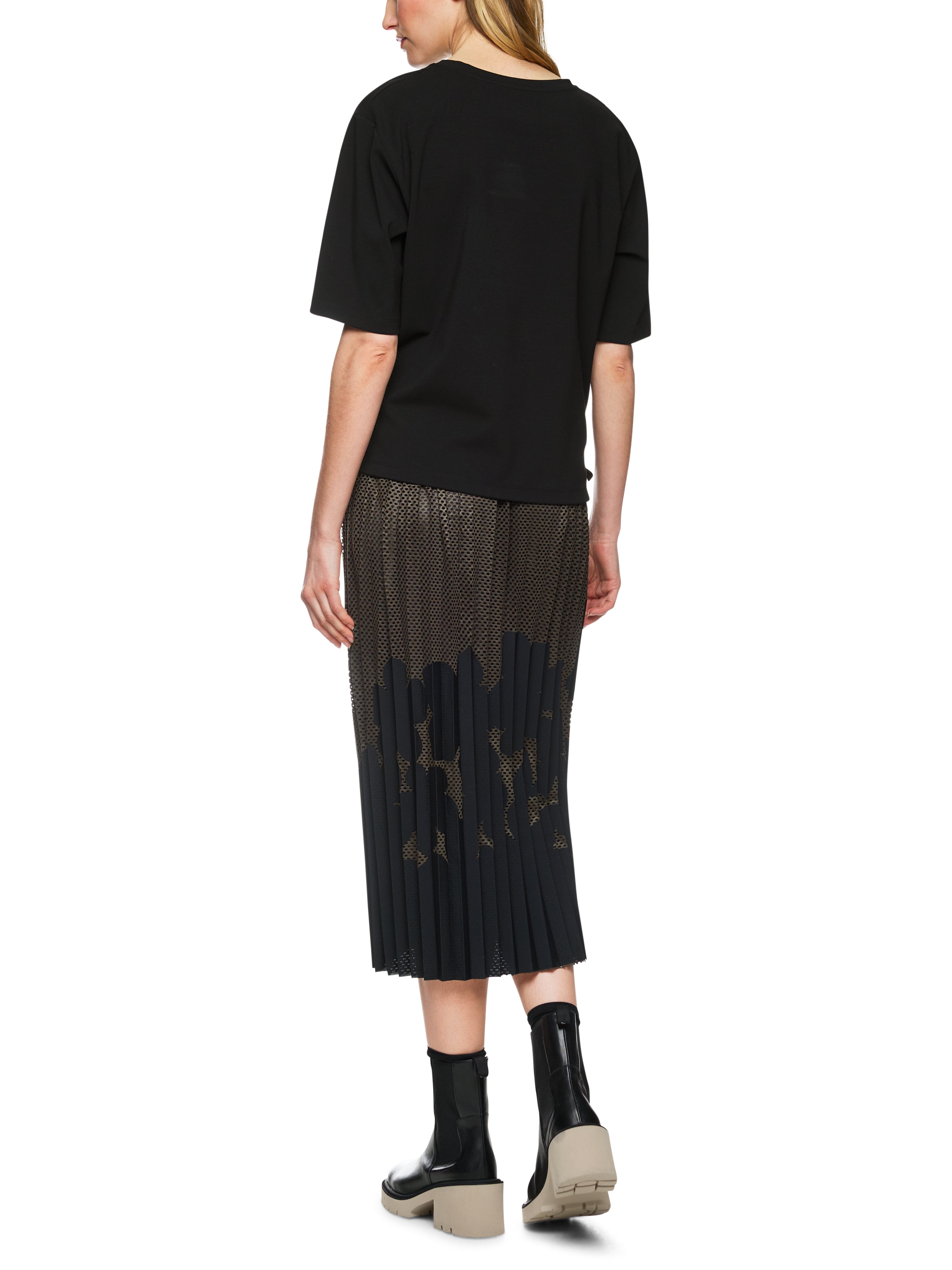 חולצת טי צווארון עגול עם שרוולים מורחבים ושרוך קשירההרכב: 47% כותנה, 47% מודאל, 6% אלסטןהדוגמנית בגובה 1.79 ולובשת מידה 3 של מארק קיין