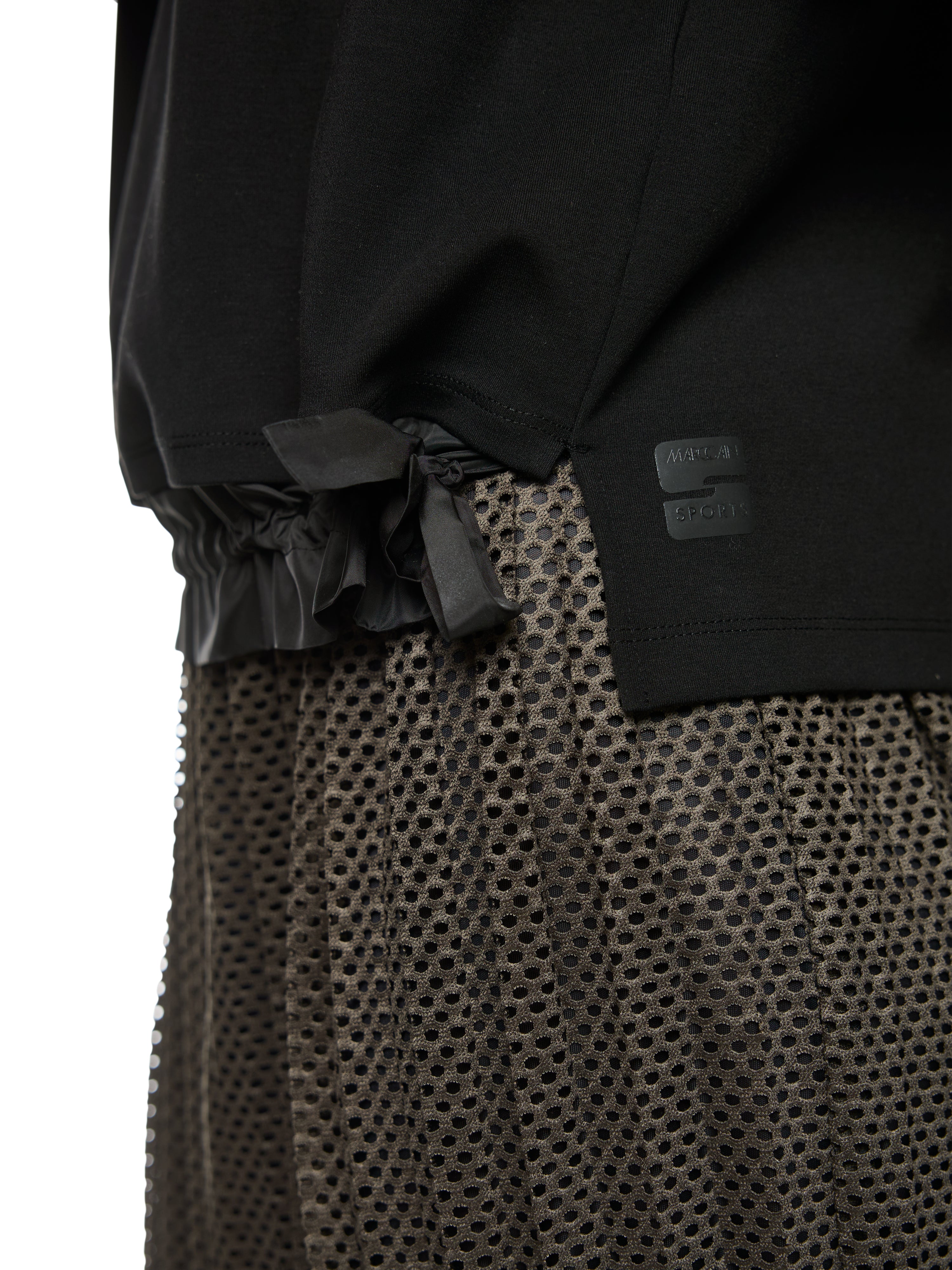 חולצת טי צווארון עגול עם שרוולים מורחבים ושרוך קשירההרכב: 47% כותנה, 47% מודאל, 6% אלסטןהדוגמנית בגובה 1.79 ולובשת מידה 3 של מארק קיין