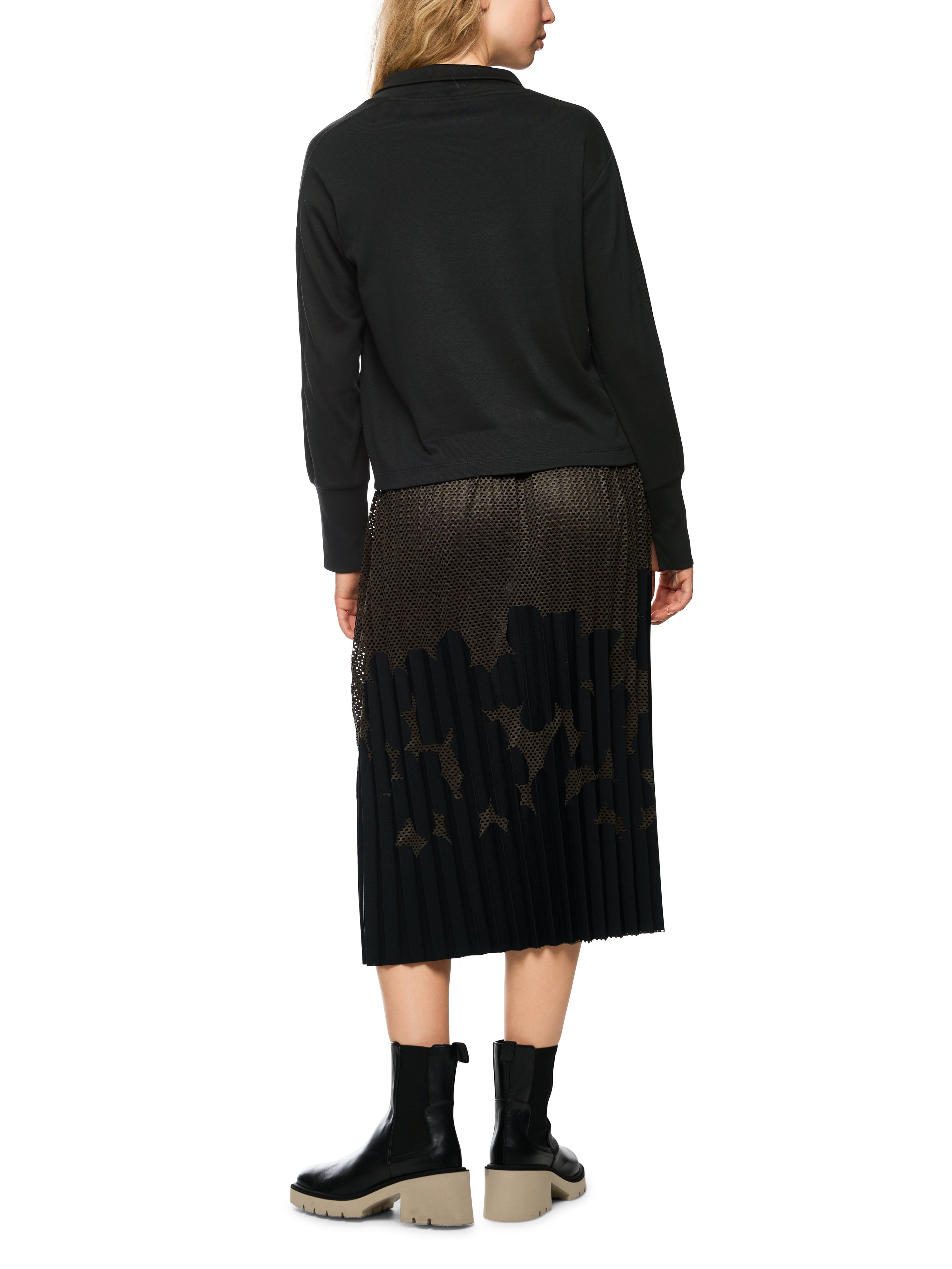 חולצת צווארון עגול בגזרה ישרה עם שרוולים ארוכיםהרכב: 94% כותנה, 6% אלסטןהדוגמנית בגובה 1.79 ולובשת מידה 3 של מארק קיין