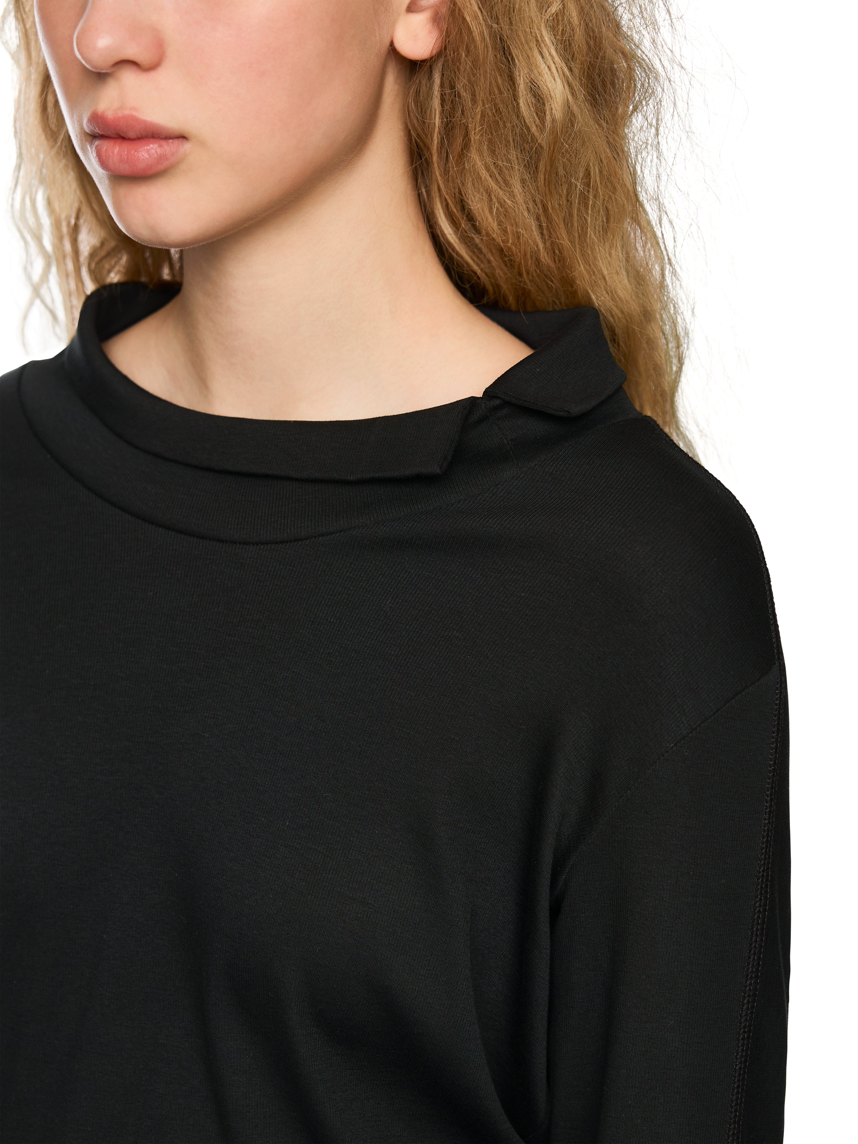 חולצת צווארון עגול בגזרה ישרה עם שרוולים ארוכיםהרכב: 94% כותנה, 6% אלסטןהדוגמנית בגובה 1.79 ולובשת מידה 3 של מארק קיין