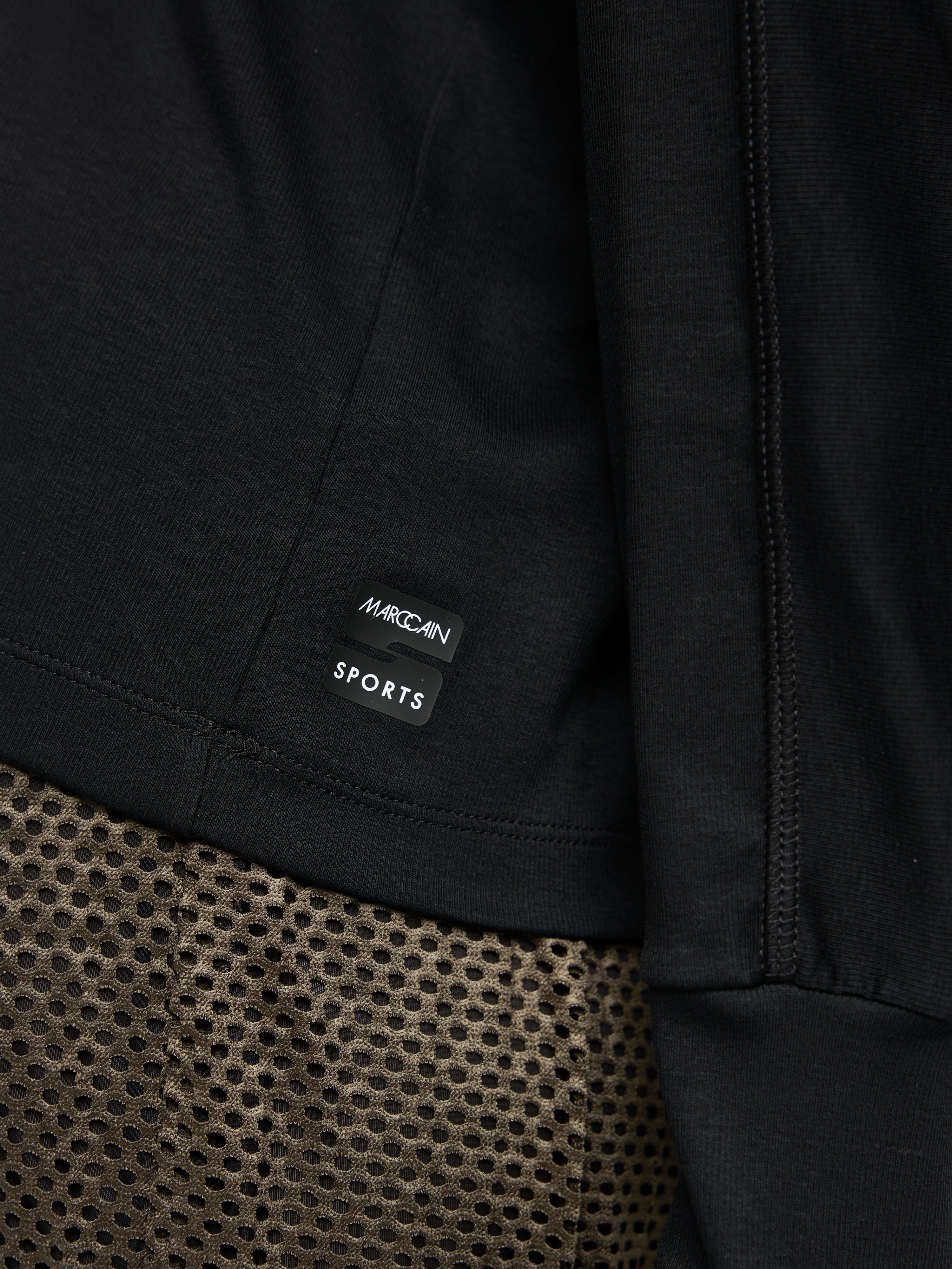 חולצת צווארון עגול בגזרה ישרה עם שרוולים ארוכיםהרכב: 94% כותנה, 6% אלסטןהדוגמנית בגובה 1.79 ולובשת מידה 3 של מארק קיין