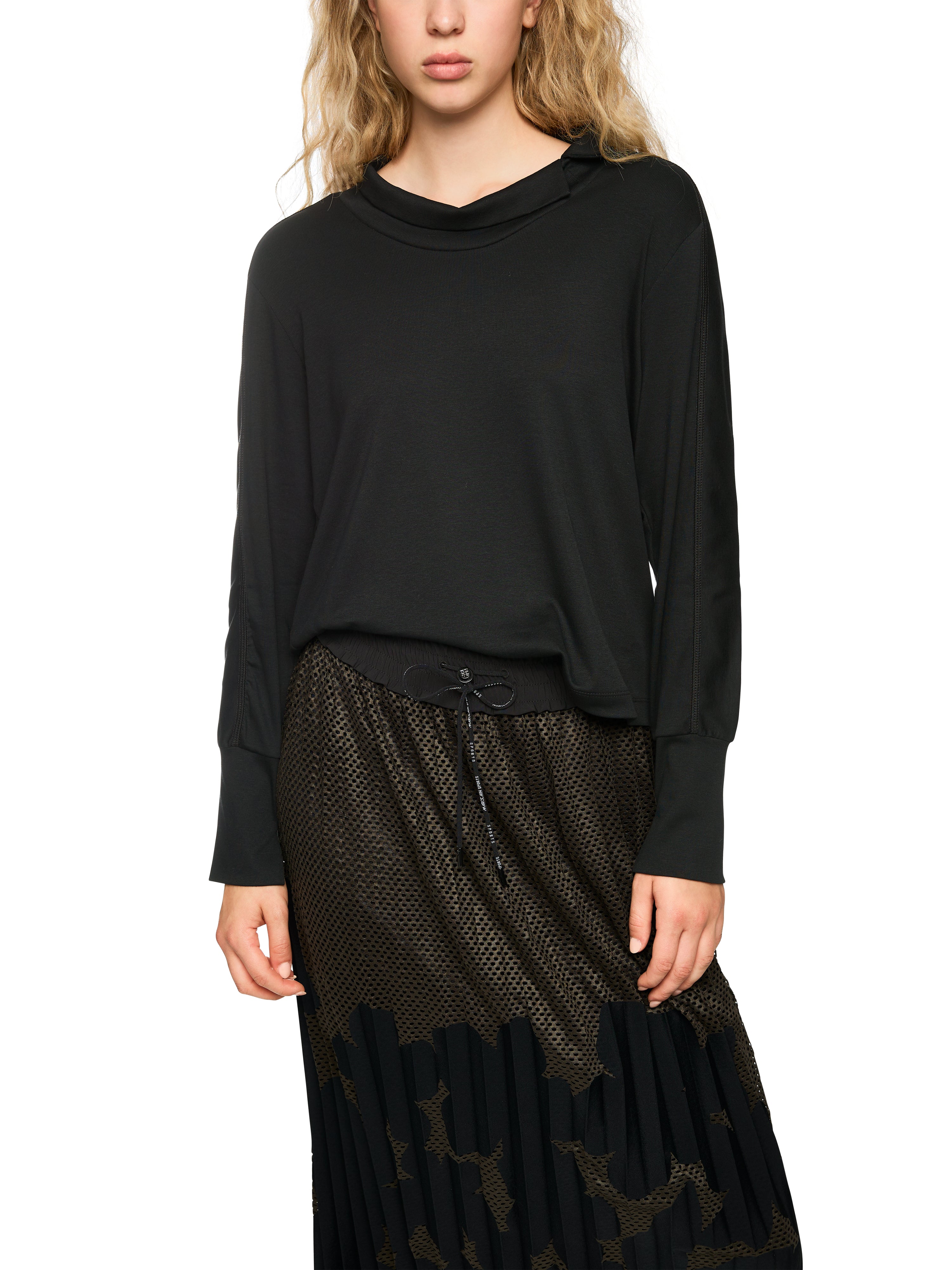 חולצת צווארון עגול בגזרה ישרה עם שרוולים ארוכיםהרכב: 94% כותנה, 6% אלסטןהדוגמנית בגובה 1.79 ולובשת מידה 3 של מארק קיין