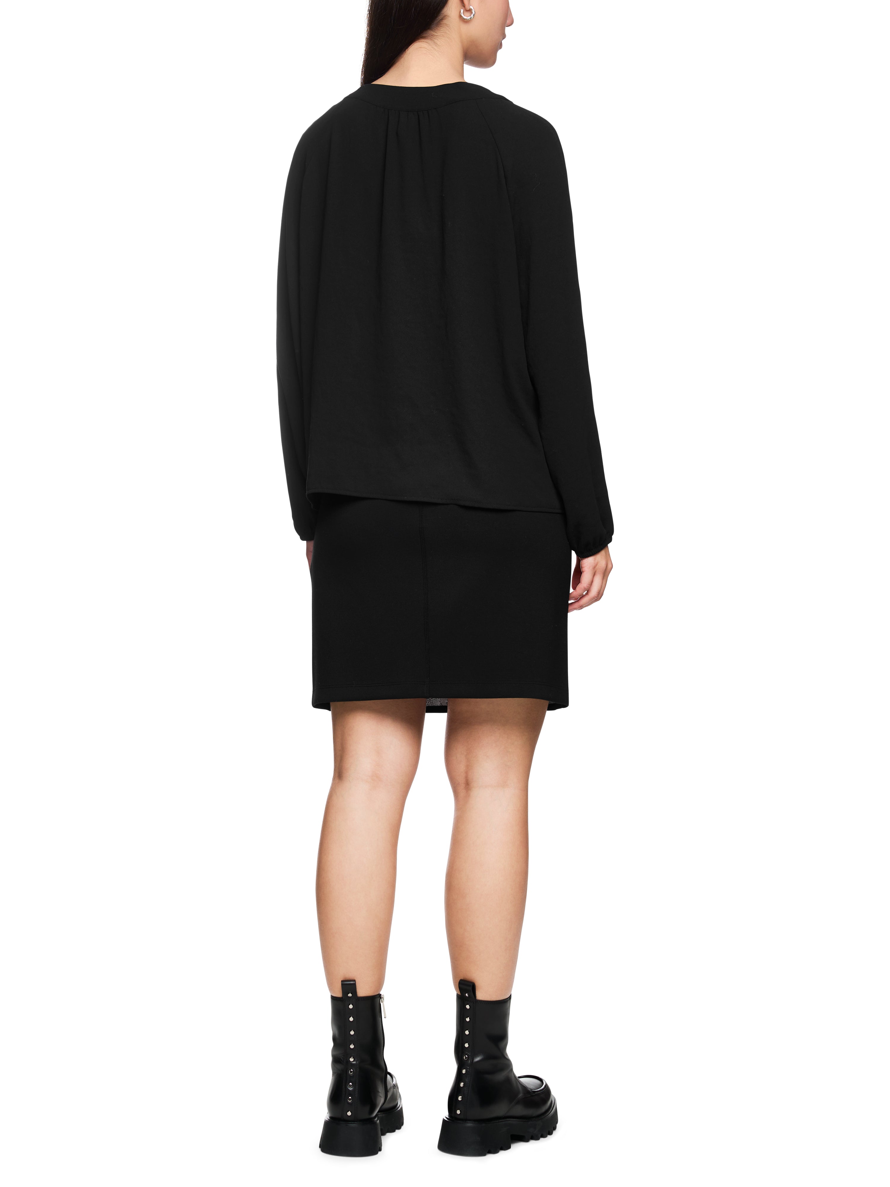 חולצה בגזרה ישרה, רפויה, עם שרוכים בצווארוןהרכב: 100% פוליאסטרהדוגמנית בגובה 1.79 ולובשת מידה 3 של מארק קיין